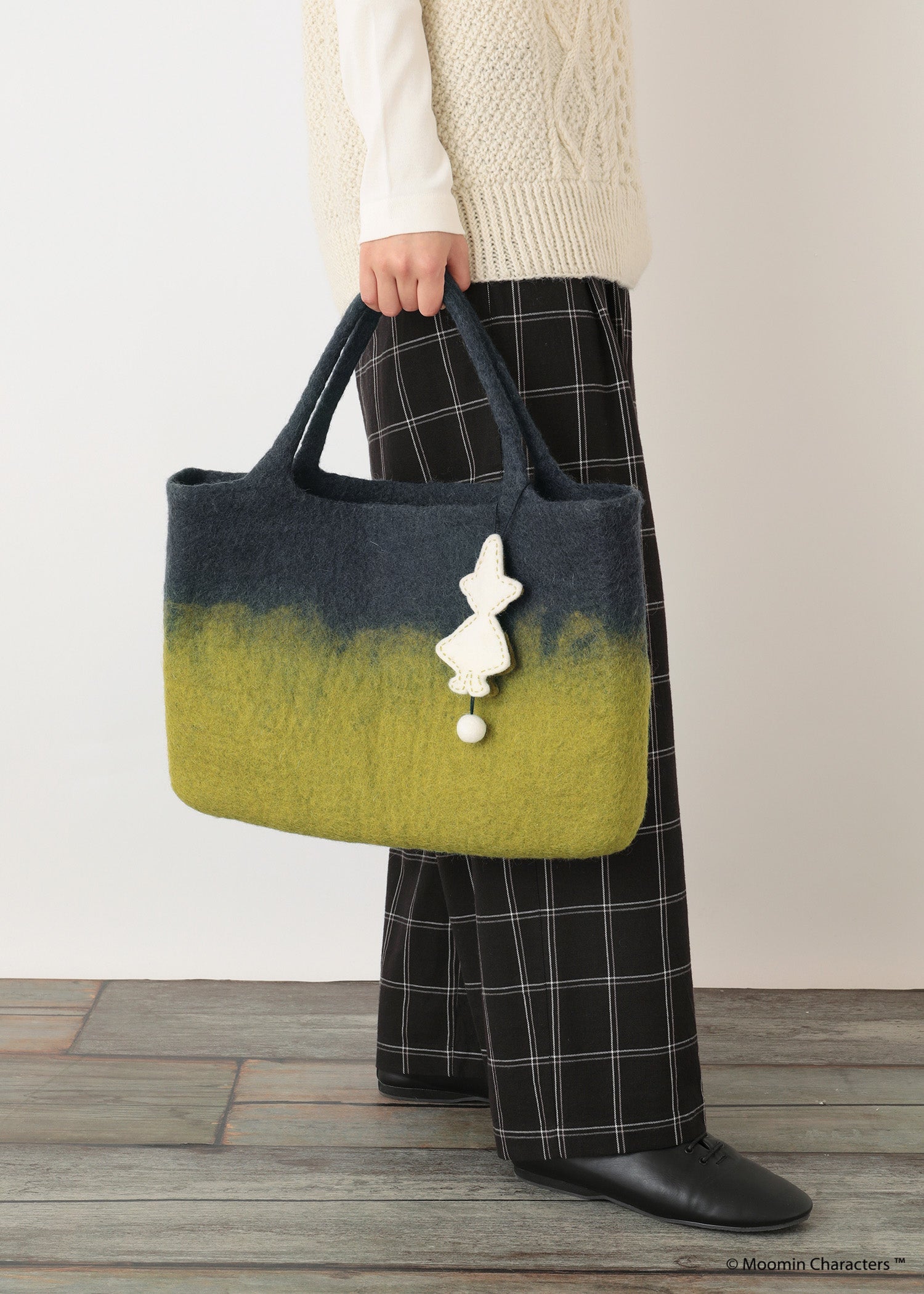 ムーミン 手刺繍キーチャームつきフェルトトートバッグ・スナフキン