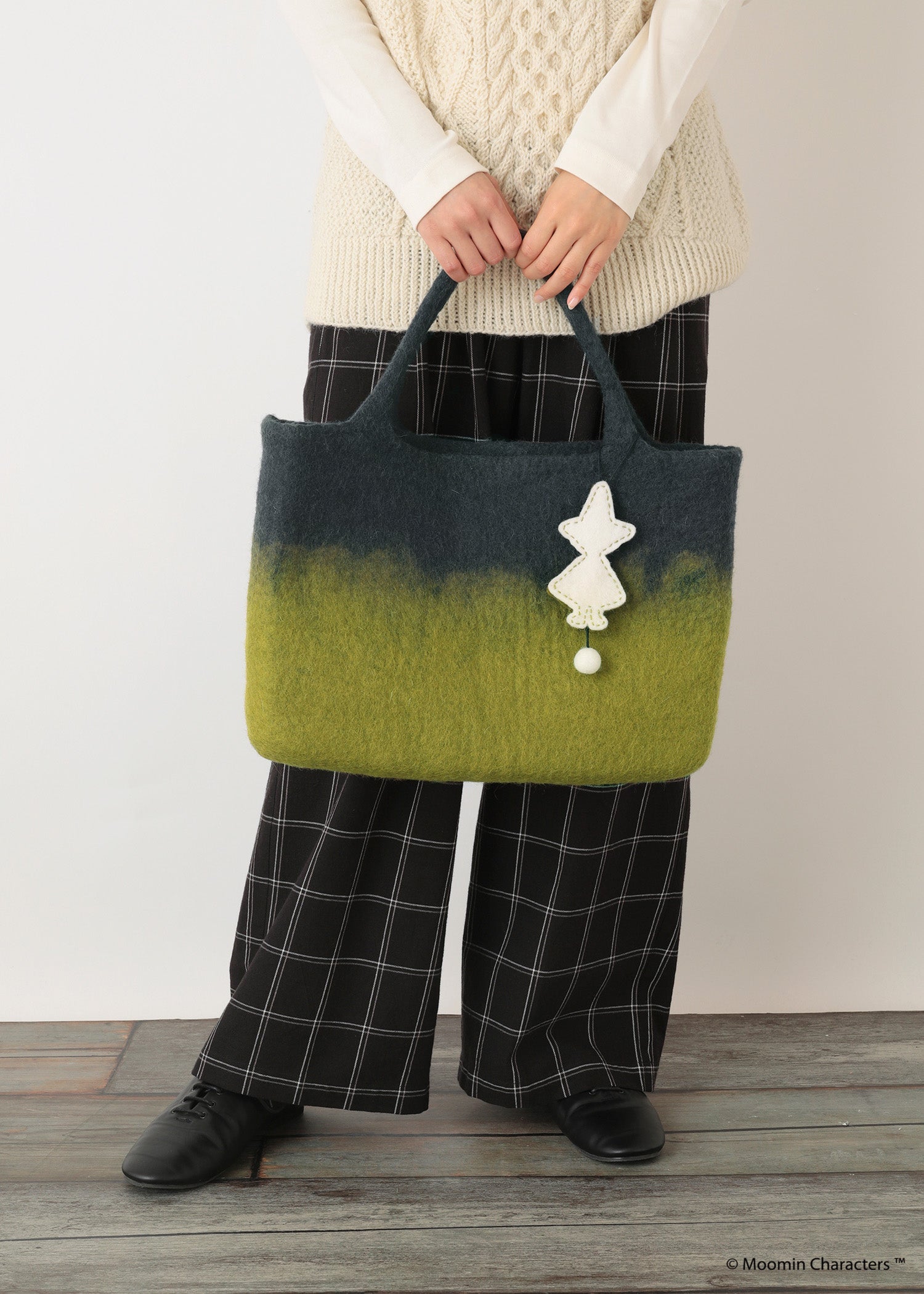 ムーミン 手刺繍キーチャームつきフェルトトートバッグ・スナフキン