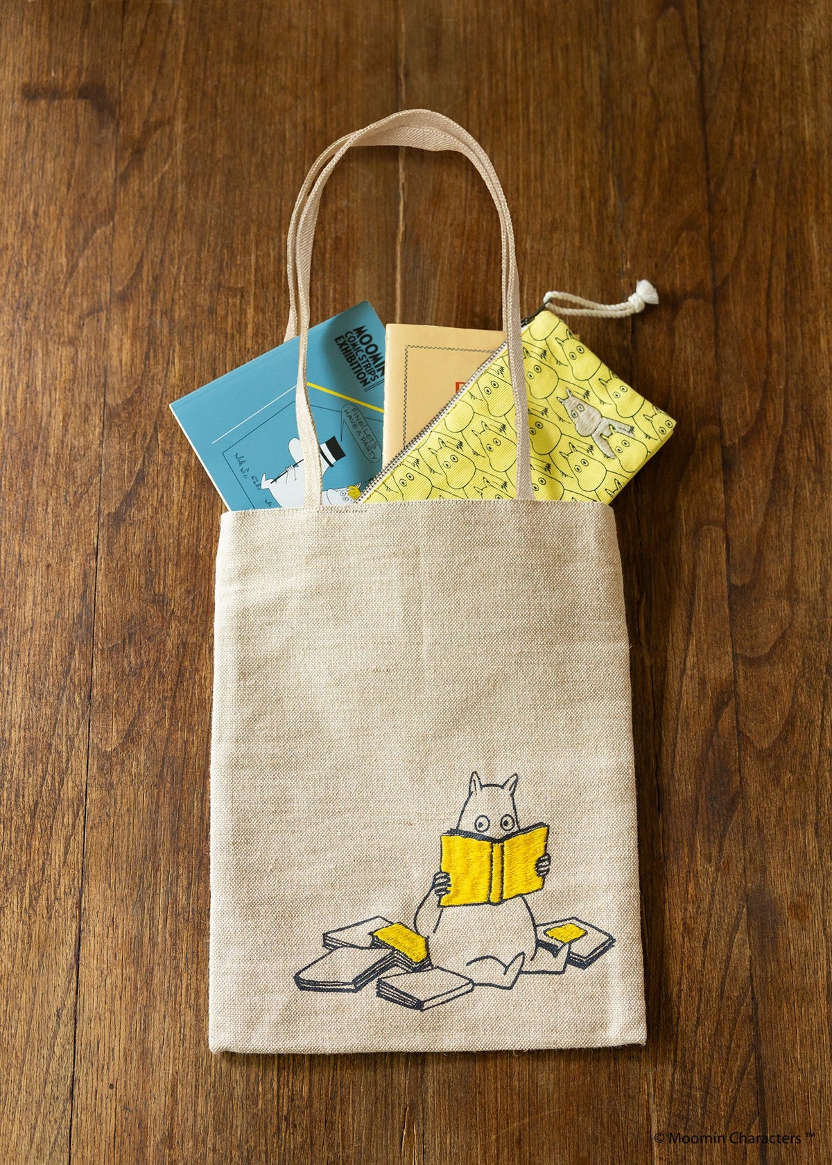 ムーミン プリント＆手刺繍トートバッグ・本を読むムーミントロール