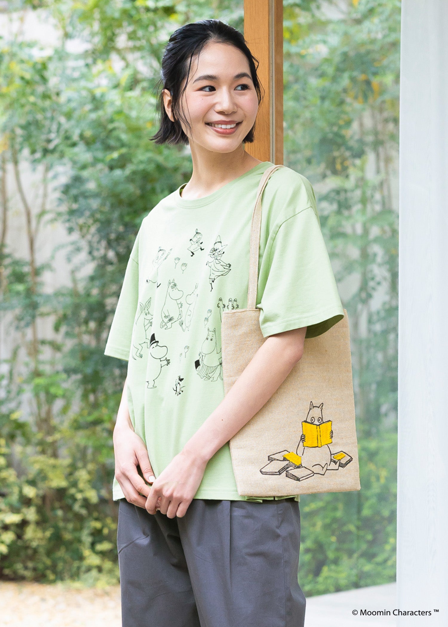ムーミン プリント&手刺繍トートバッグ・本を読むムーミントロール