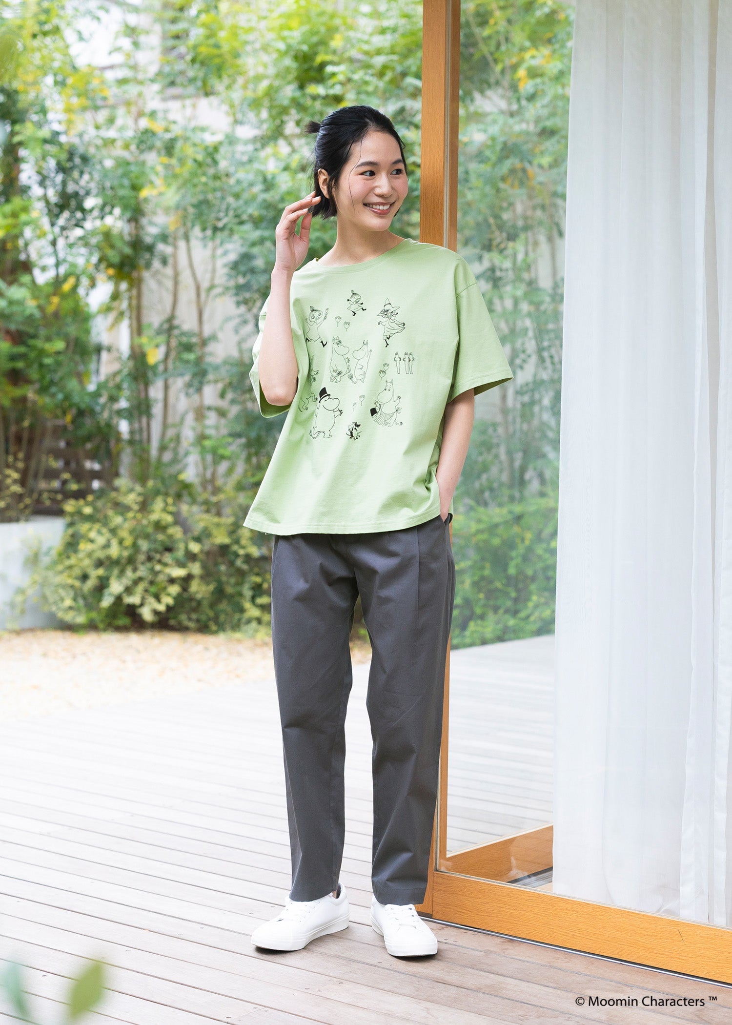 ムーミン オーガニックコットンスリットTシャツ・ムーミン谷の仲間たちとお祝い