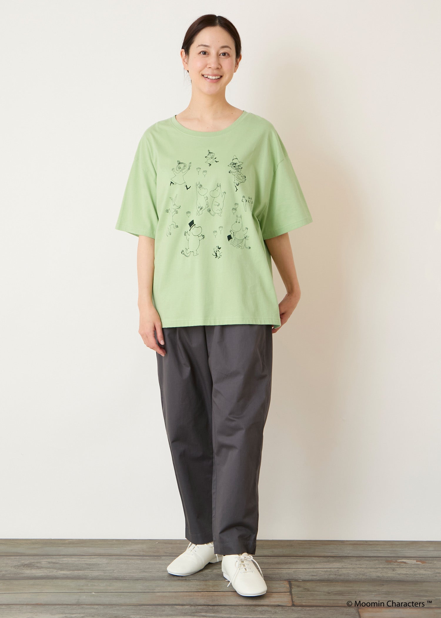 ムーミン オーガニックコットンスリットTシャツ・ムーミン谷の仲間たちとお祝い