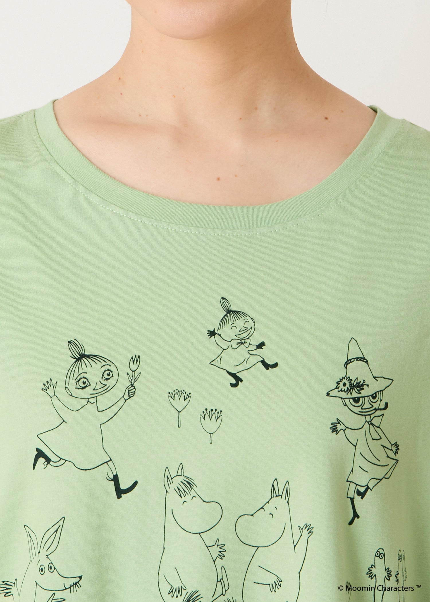 ムーミン オーガニックコットンスリットTシャツ・ムーミン谷の仲間たちとお祝い