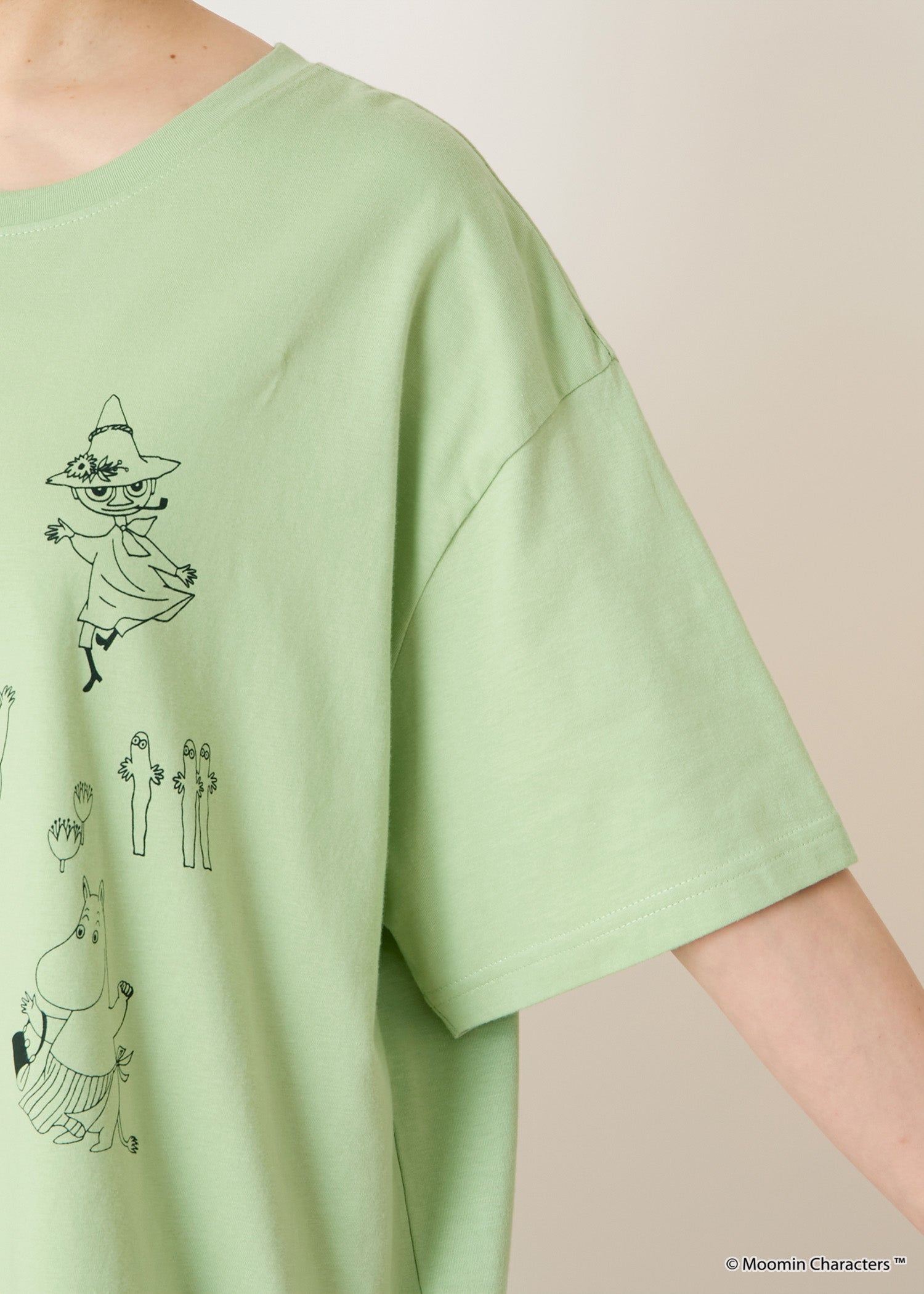 ムーミン オーガニックコットンスリットTシャツ・ムーミン谷の仲間たちとお祝い