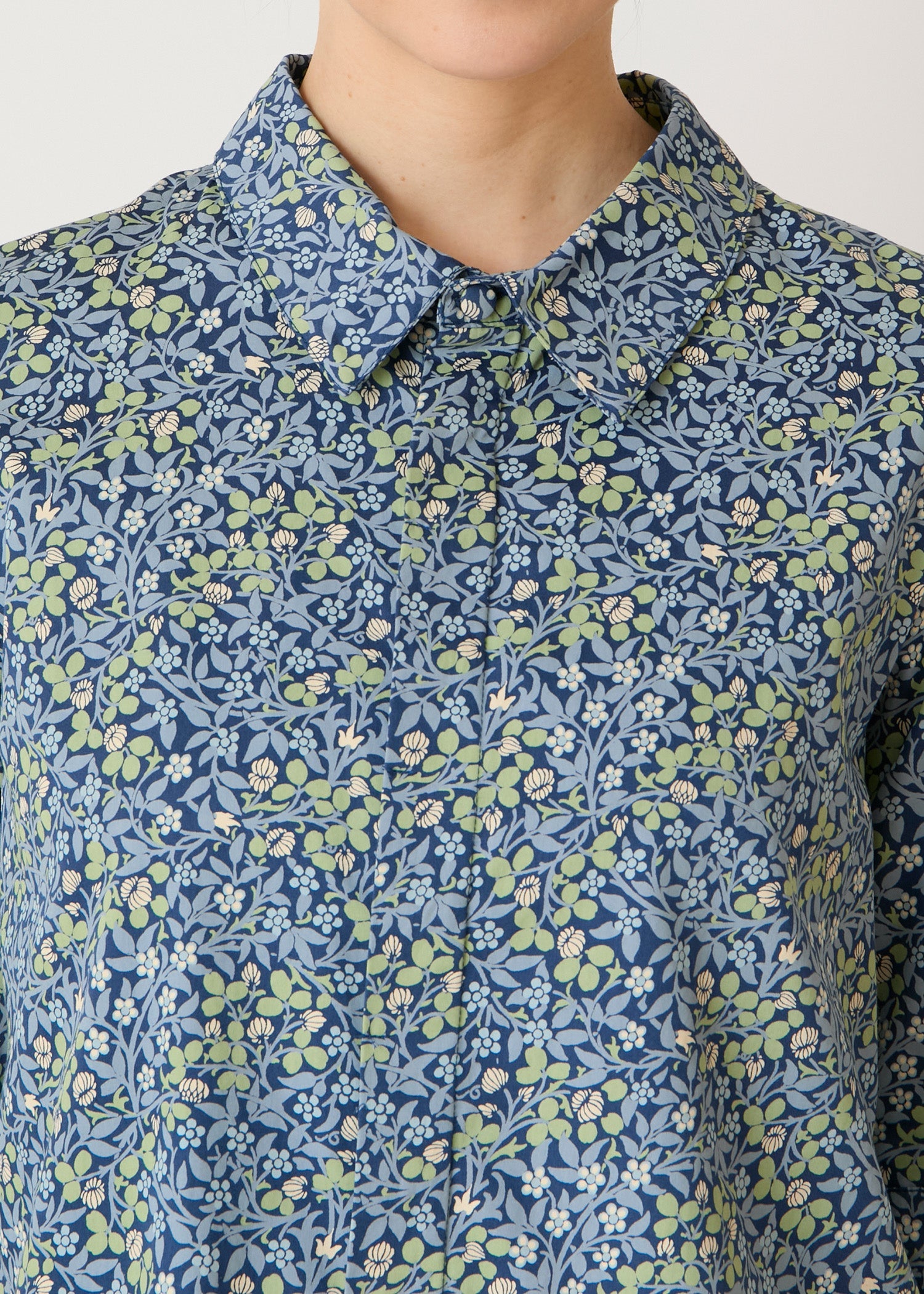 V&A オーガニックコットンサテン シャツ クローバー柄