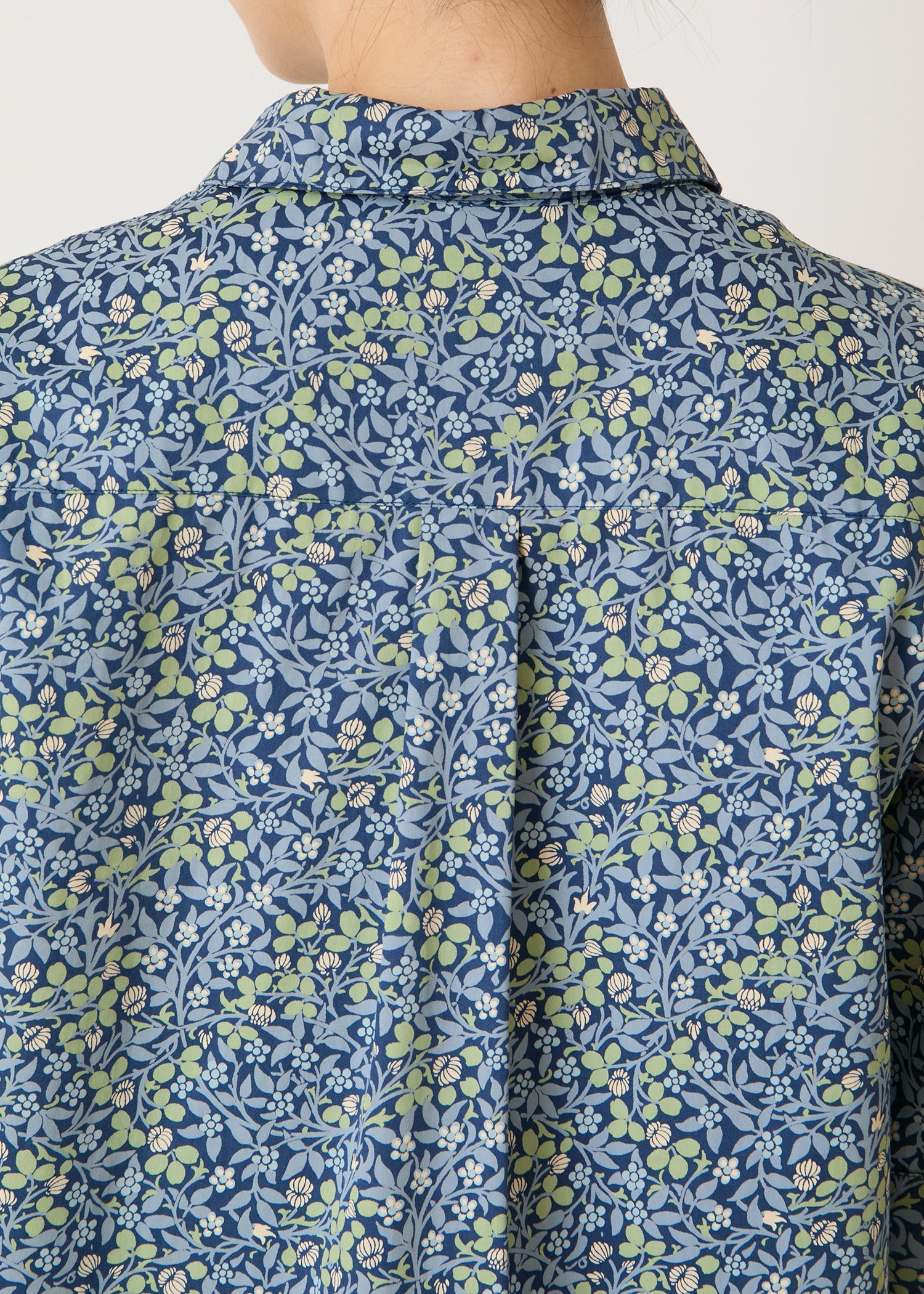 V&A オーガニックコットンサテン シャツ クローバー柄