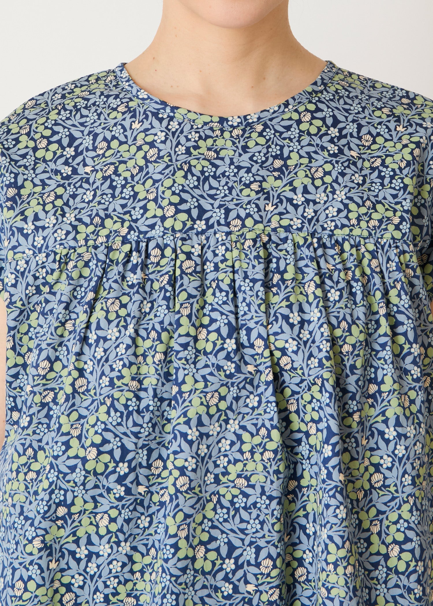 V&A オーガニックコットンサテン フレンチスリーブブラウス クローバー柄