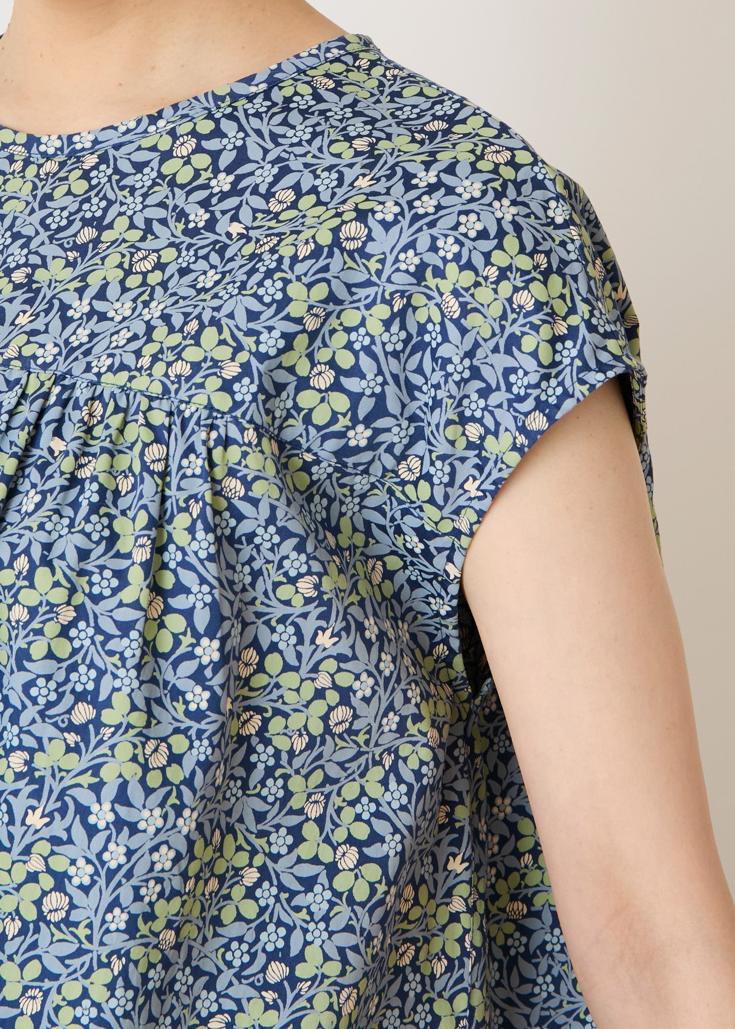 V&A オーガニックコットンサテン フレンチスリーブブラウス クローバー柄