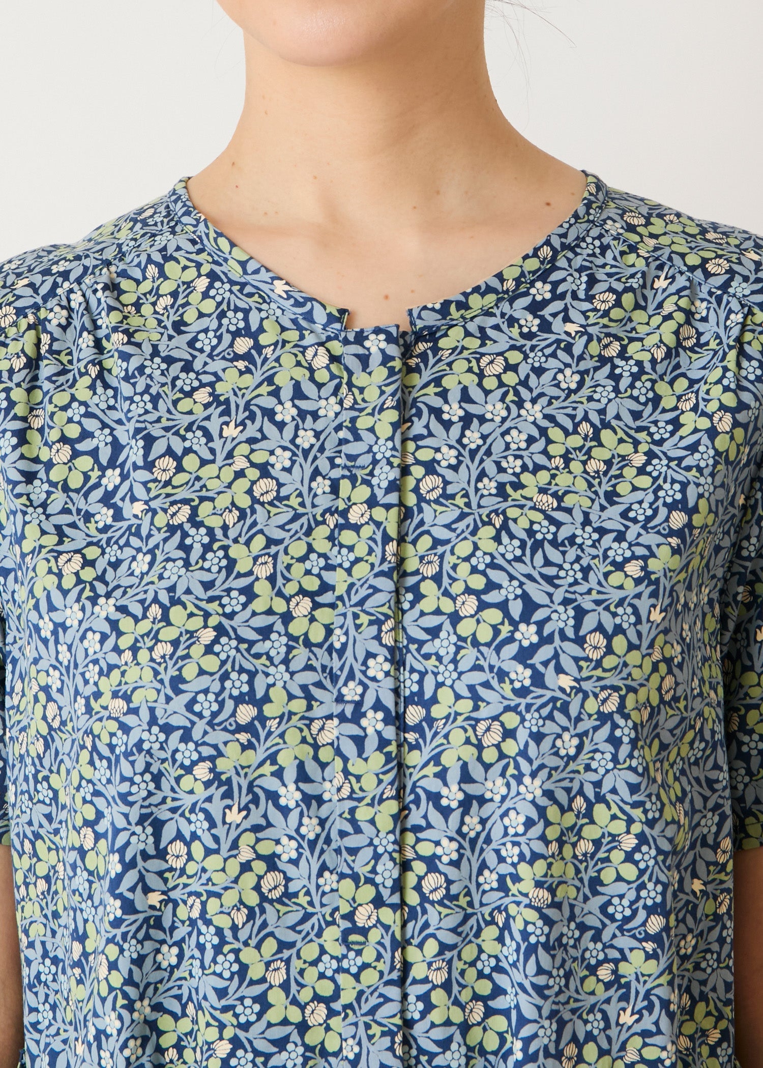 V&A オーガニックコットンサテン シャツワンピース クローバー柄