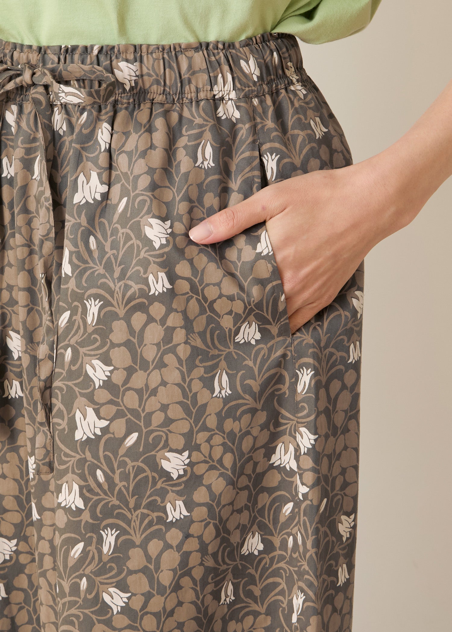 V&A オーガニックコットンサテン ワイドパンツ メイデンヘア&ヘアベル柄