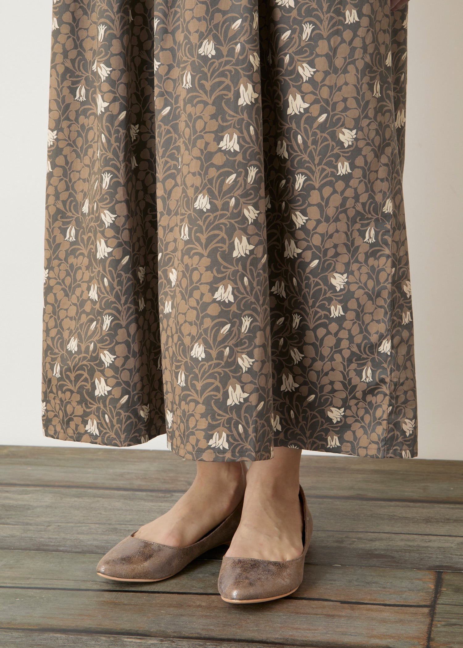 V&A オーガニックコットンサテン ロングワンピース メイデンヘア&ヘアベル柄