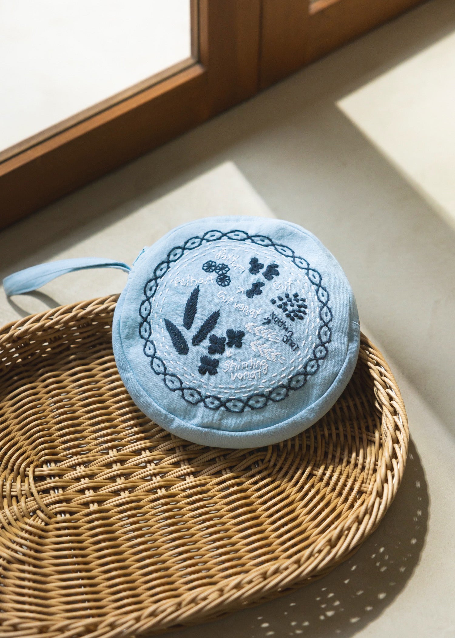 手刺繍ラウンドハンドポーチ