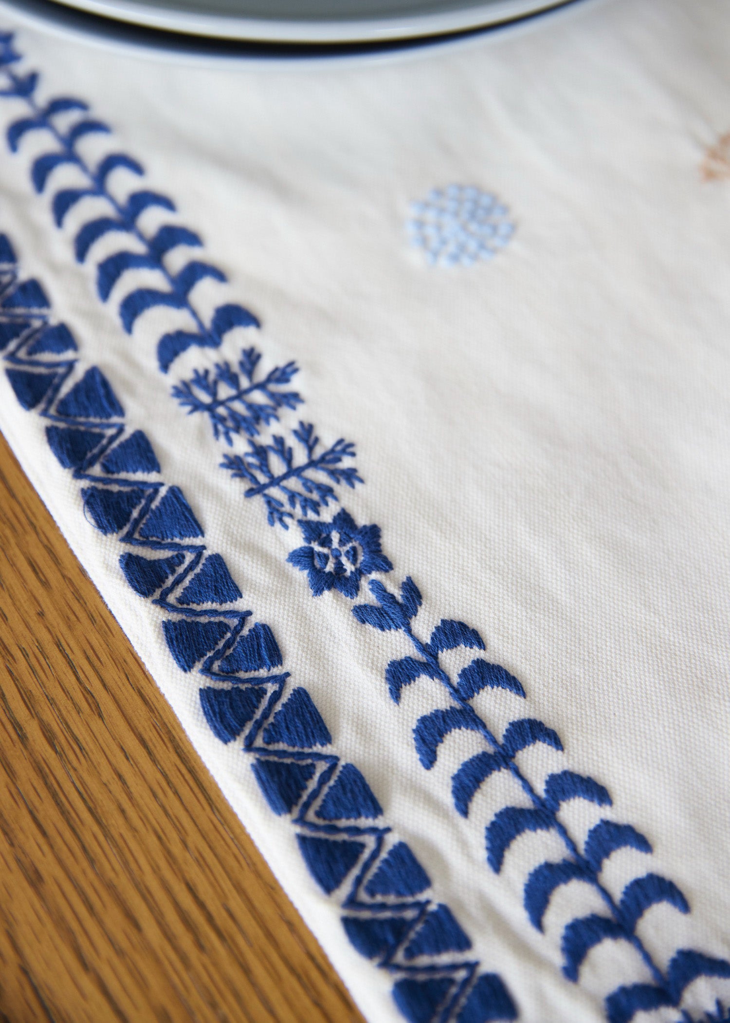 手織りオーガニックコットン手刺繍テーブルランナー