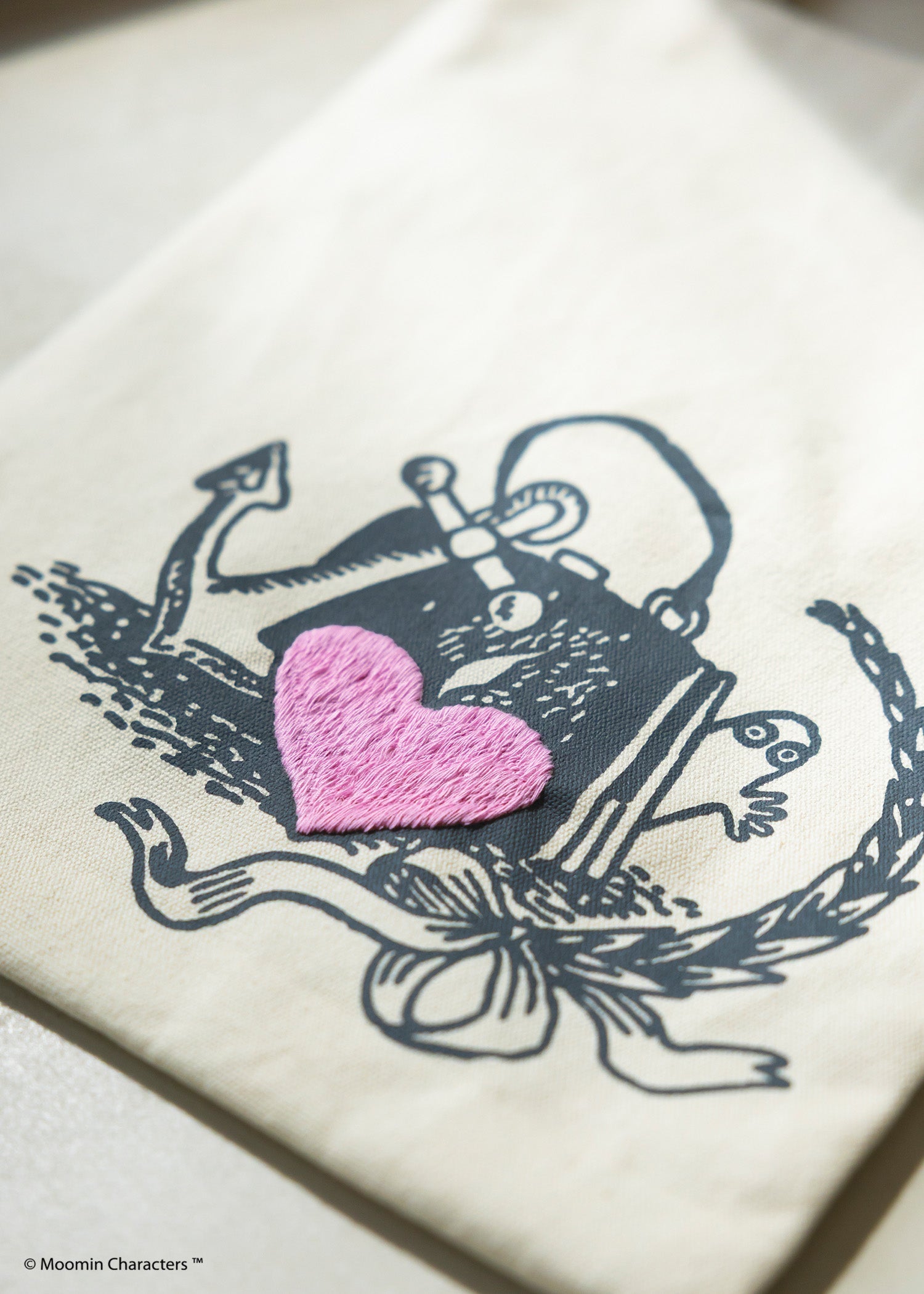 ムーミン プリント&手刺繍トートバッグ・ハートとニョロニョロ