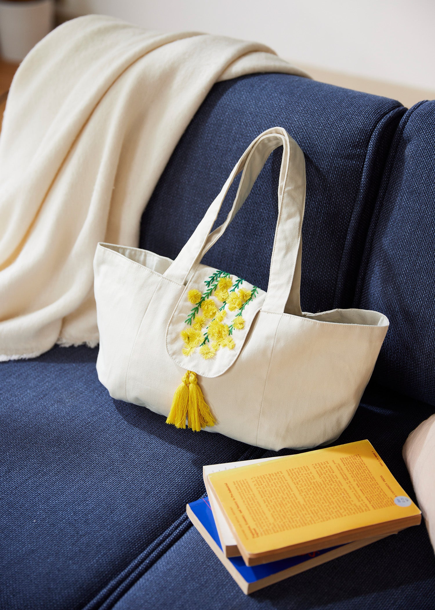 コロンとした　ヌビバッグ　ミモザ刺繍　ポケットたくさん　キーホルダー紐付 手刺繍コットンバッグ ミモザ