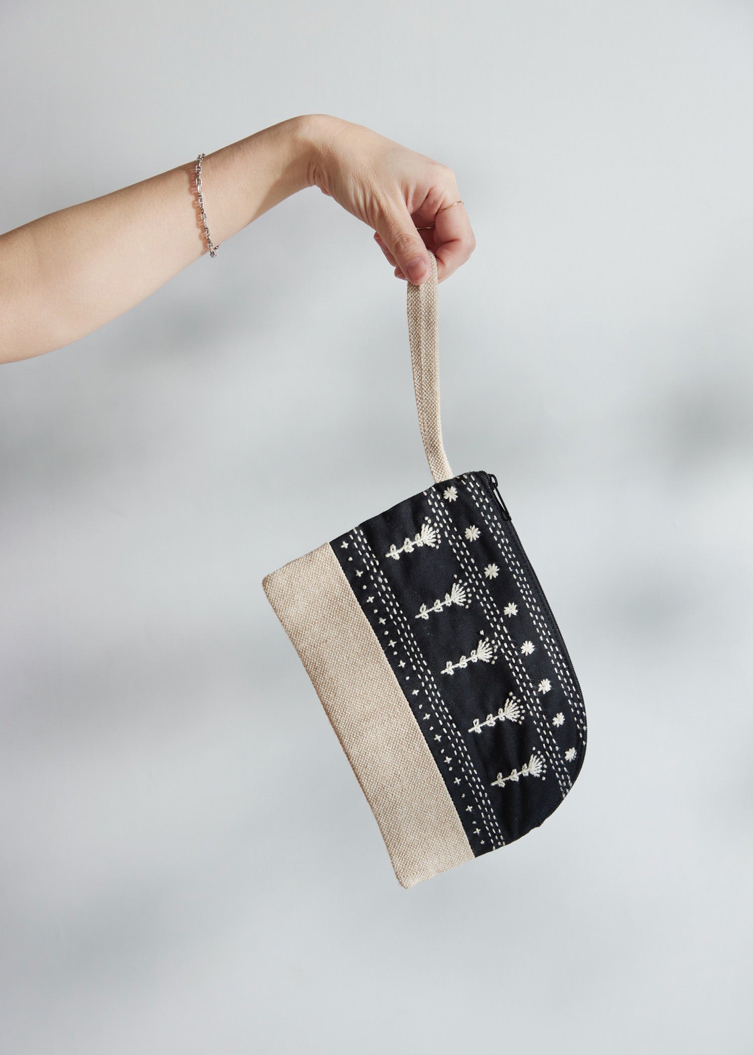 手刺繍ジュートコットン ハンドポーチ