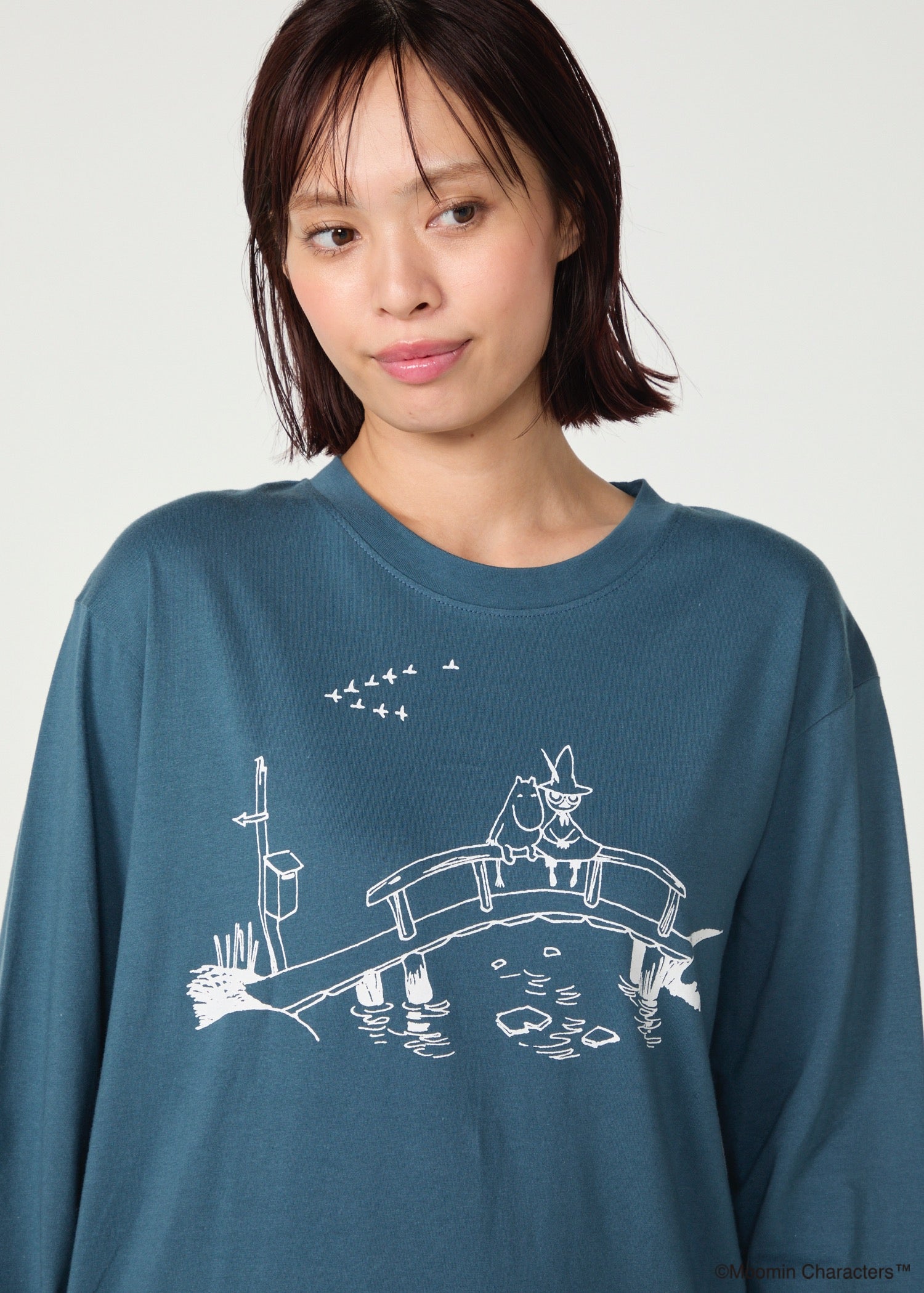 ムーミン オーガニックコットン ユニセックスロングスリーブTシャツ・橋の上のフレンズ