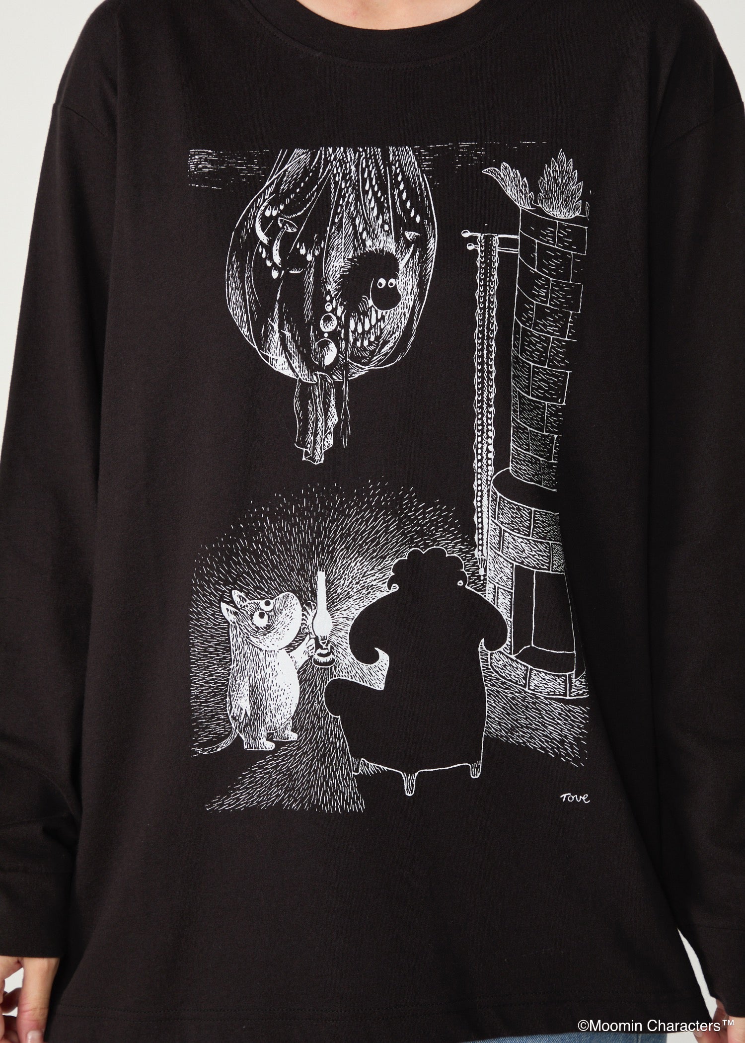 ムーミン オーガニックコットン ユニセックスロングスリーブTシャツ・ランプに照らされたムーミンとご先祖さま