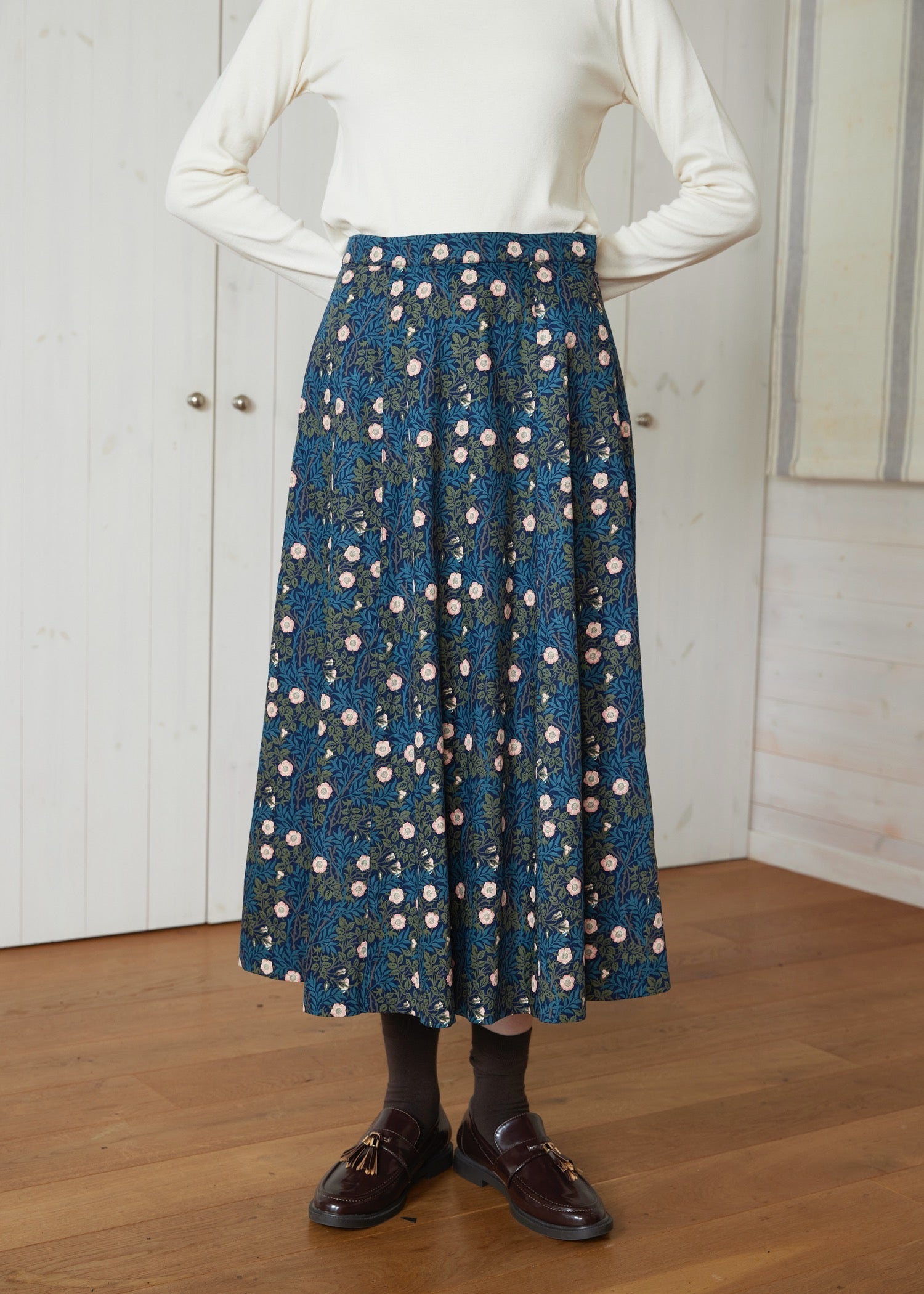V&A オーガニックコットンサテン フレアスカート スイート・ブライアー柄