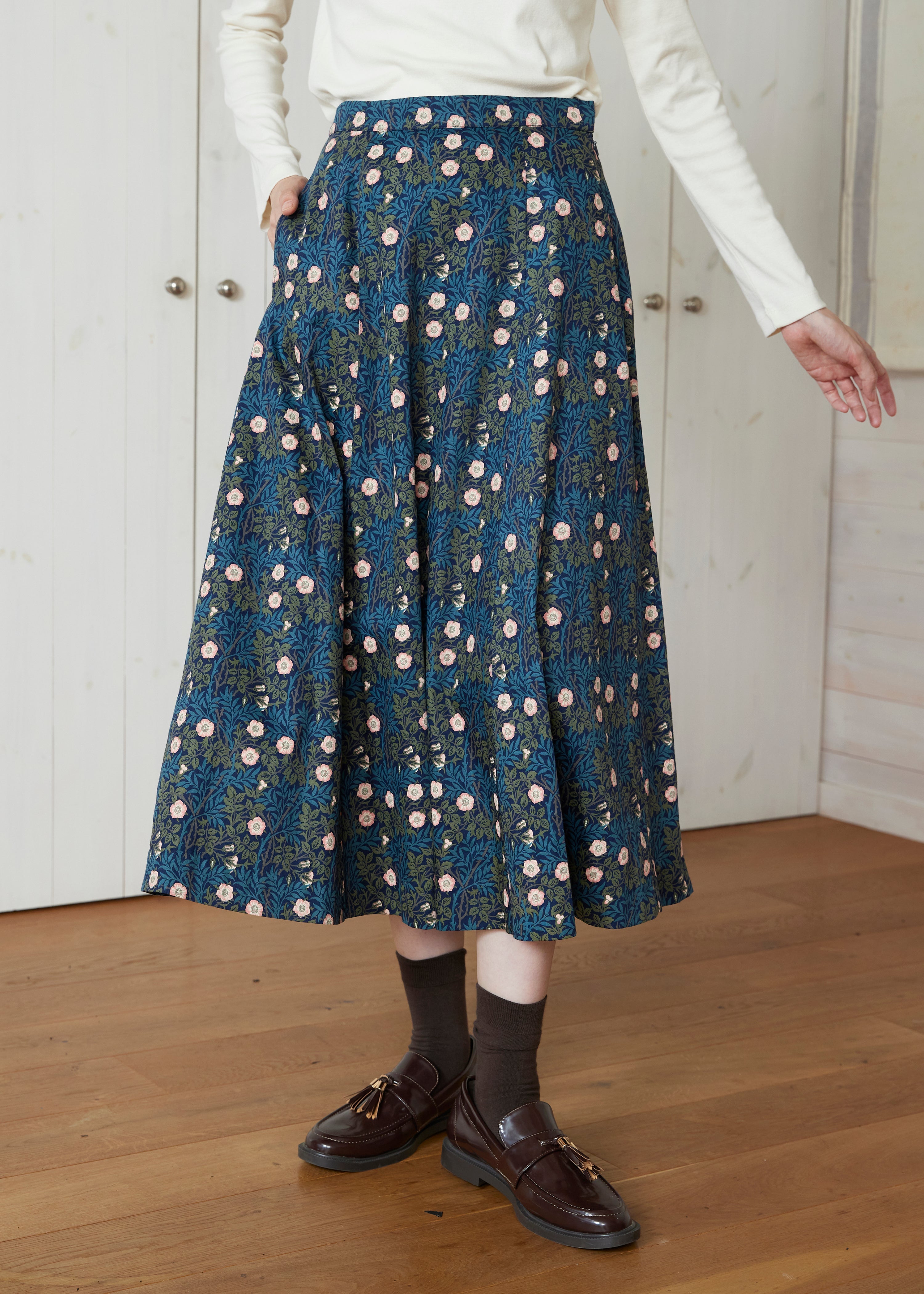 V&A オーガニックコットンサテン フレアスカート スイート・ブライアー柄
