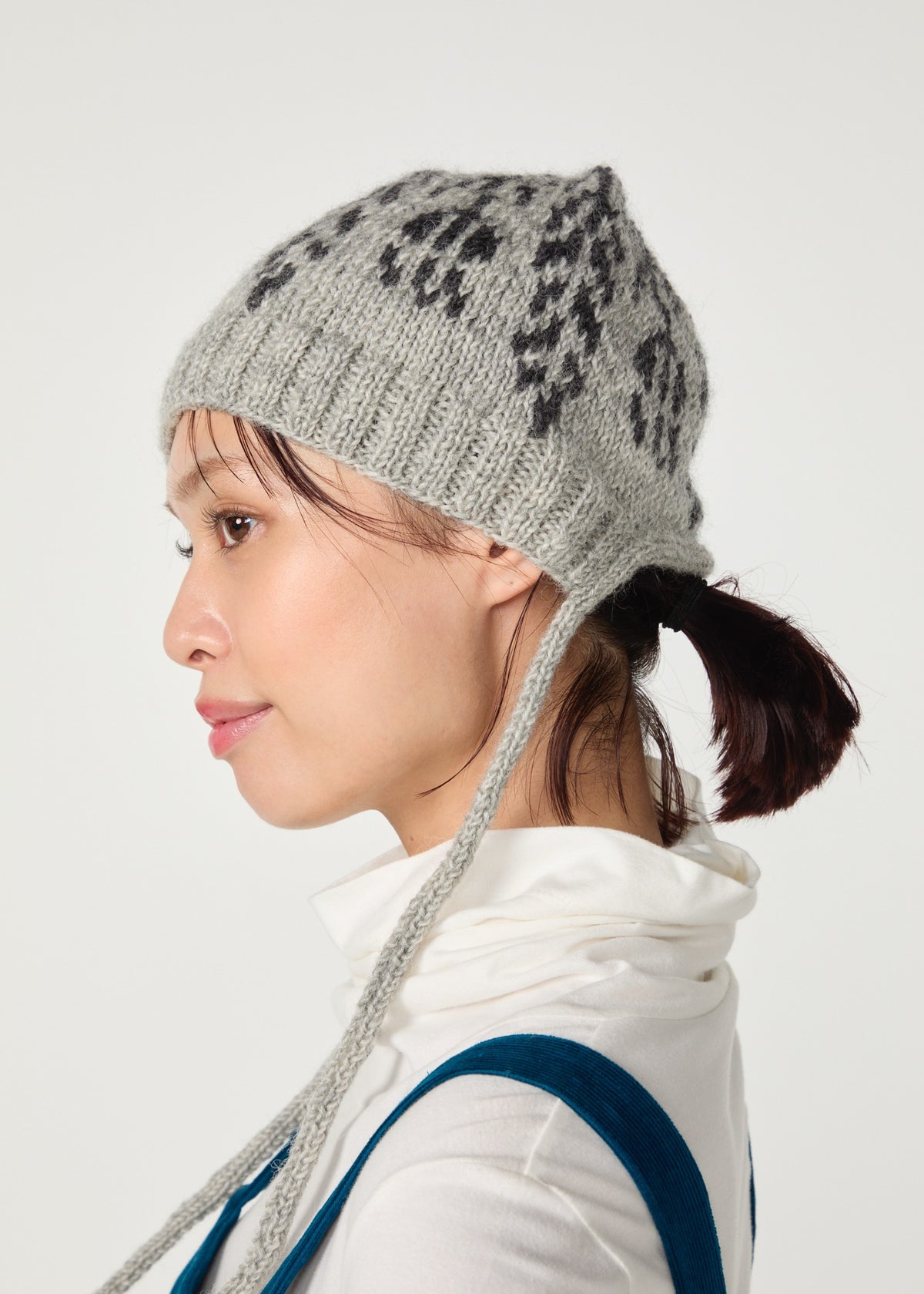 手編みフラワー柄 ひも付きニット帽