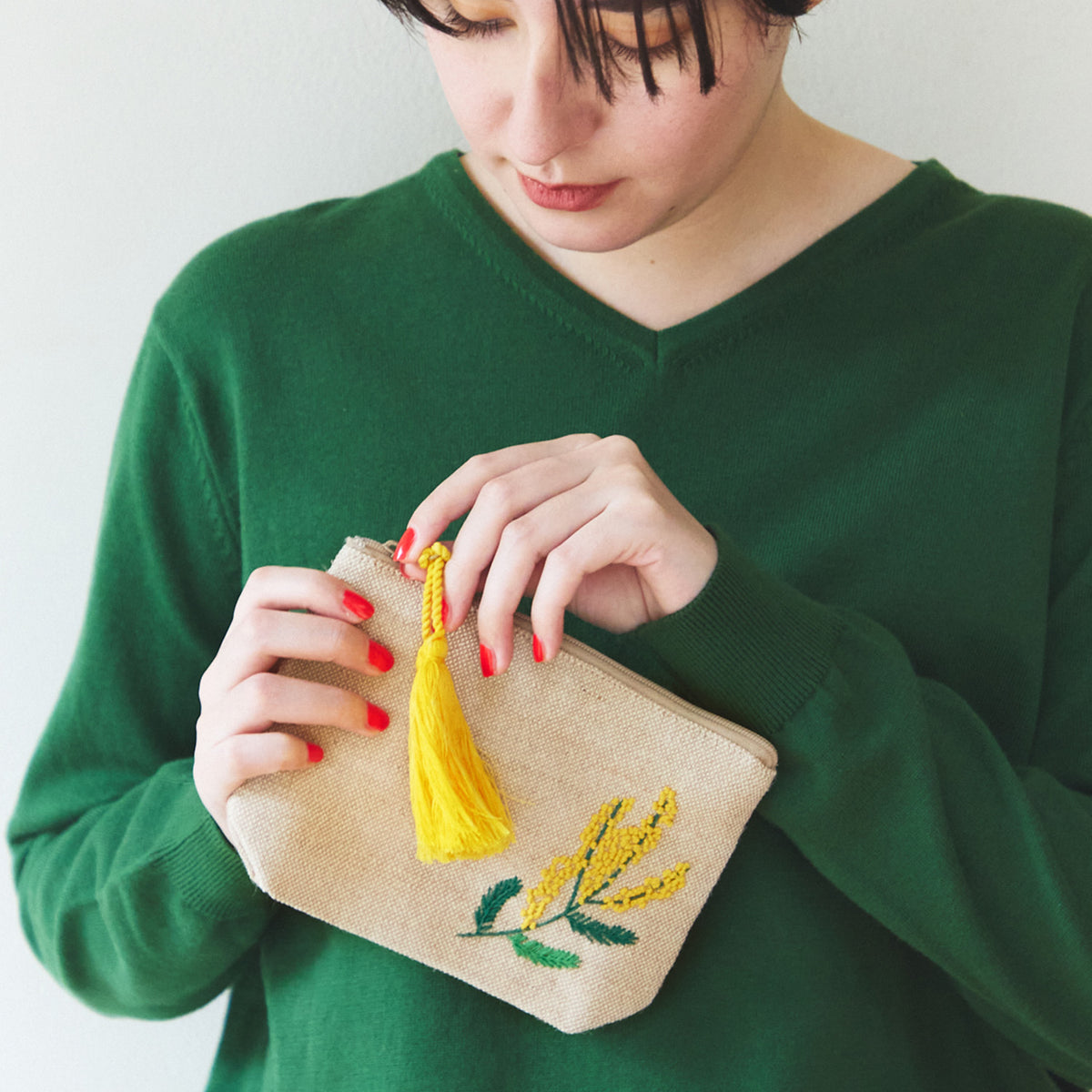 手刺繍タッセルつきポーチ