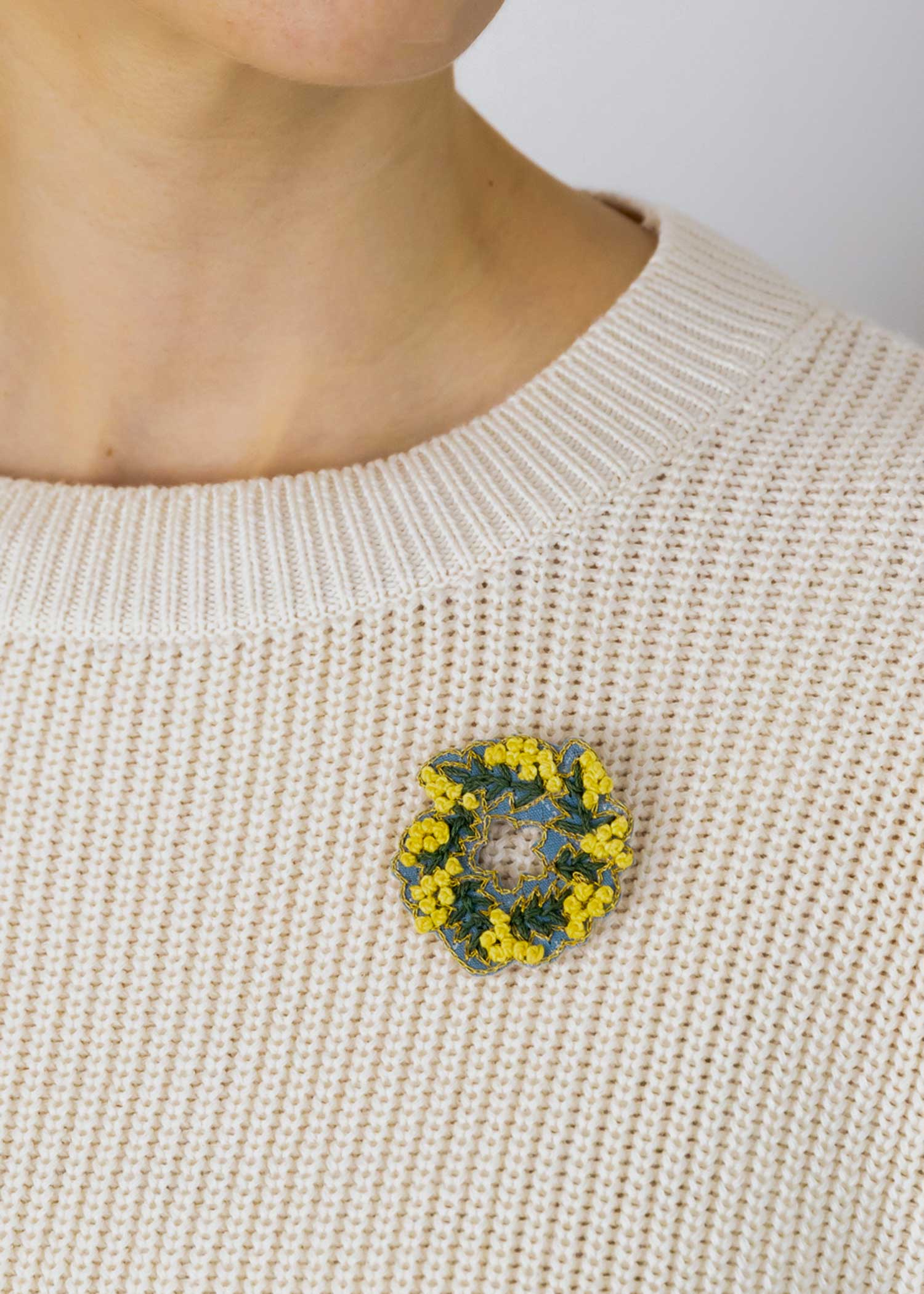 手刺繍ブローチ　ミモザ