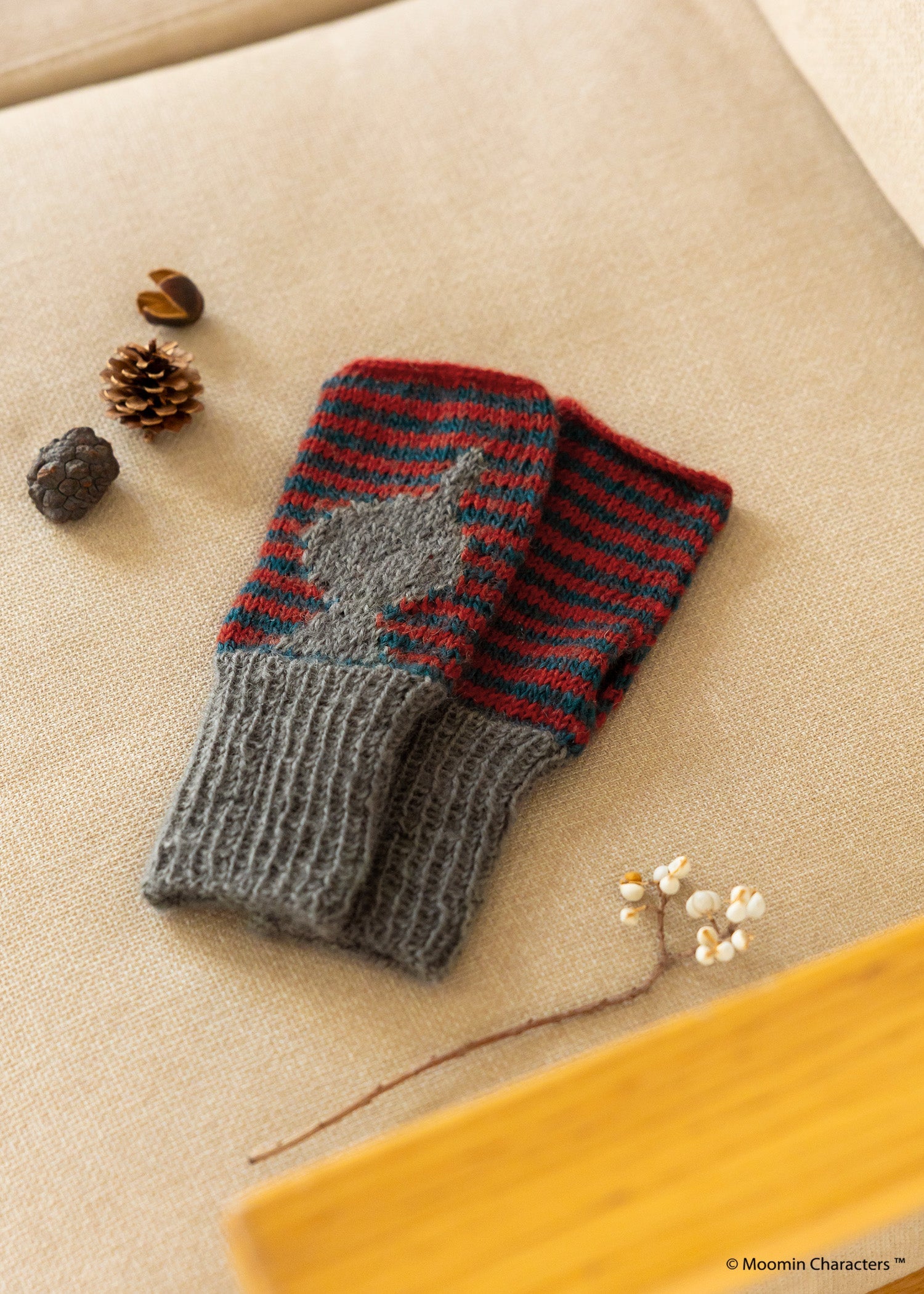 ムーミン 手編みハンドウォーマー・リトルミイシルエット