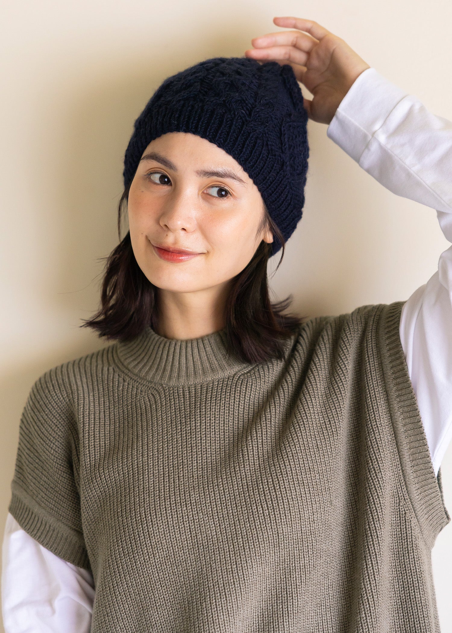 手編みケーブル柄ニット帽