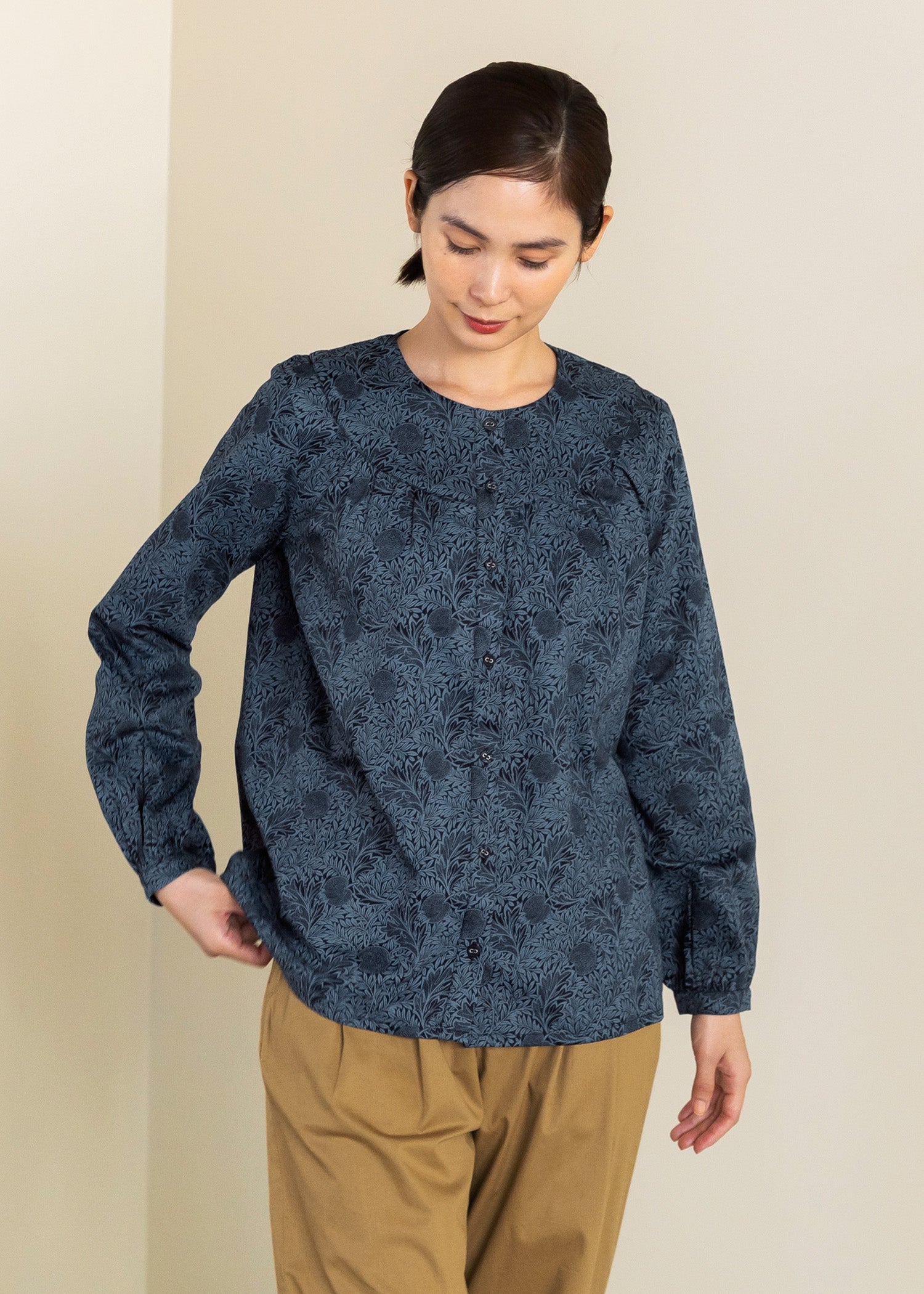 Ｖ＆Ａ オーガニックコットンンサテンラウンドヨークブラウス アップル柄