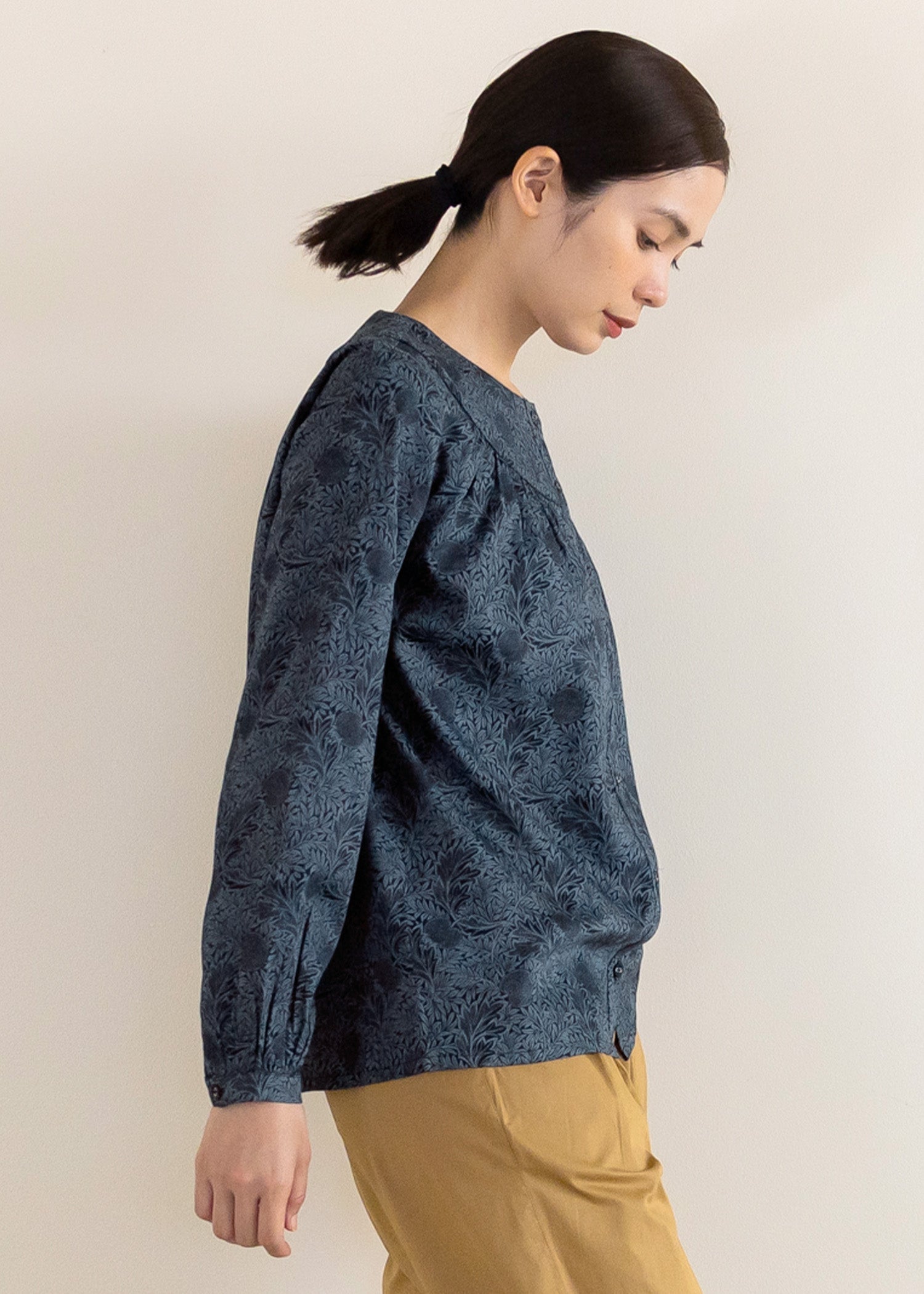 Ｖ＆Ａ オーガニックコットンサテン ラウンドヨークブラウス アップル柄