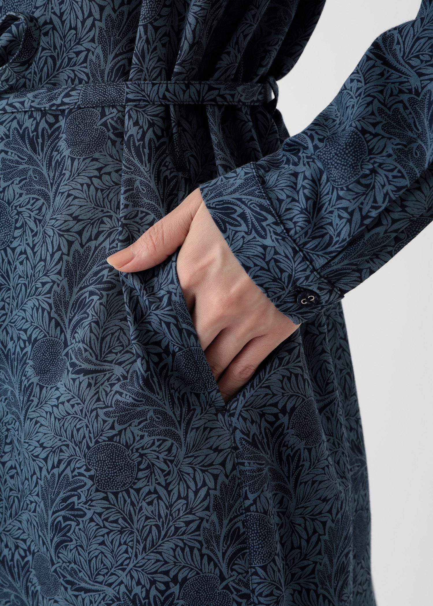 Ｖ＆Ａ オーガニックコットンサテン シャツワンピース アップル柄