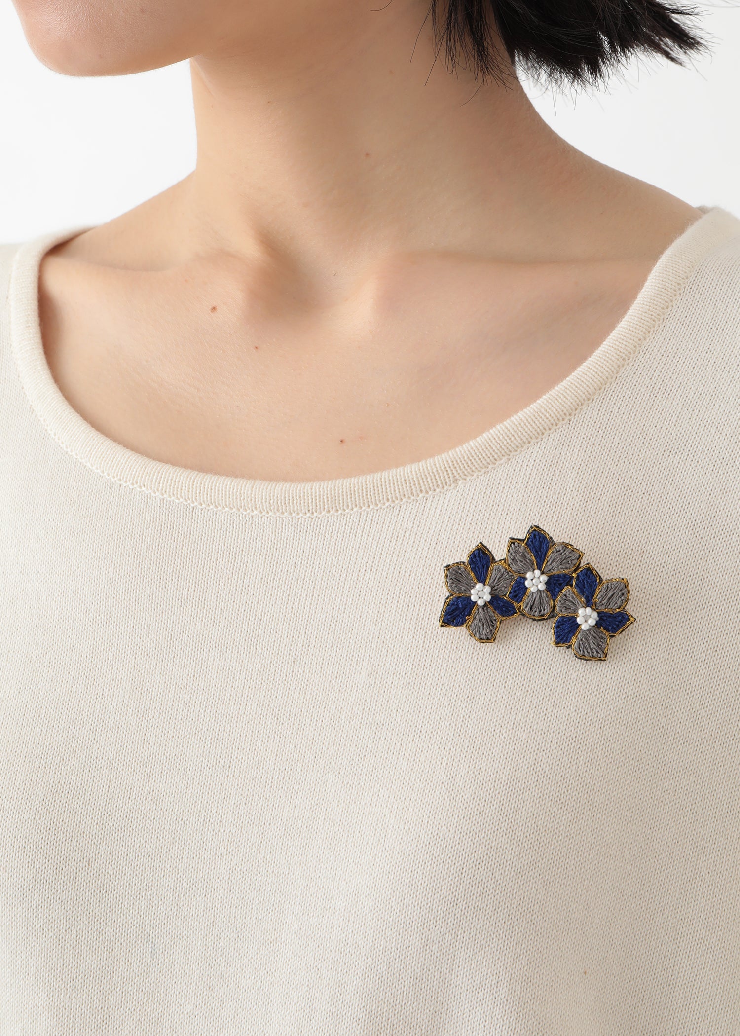 手刺繍ブローチ ベルフラワー