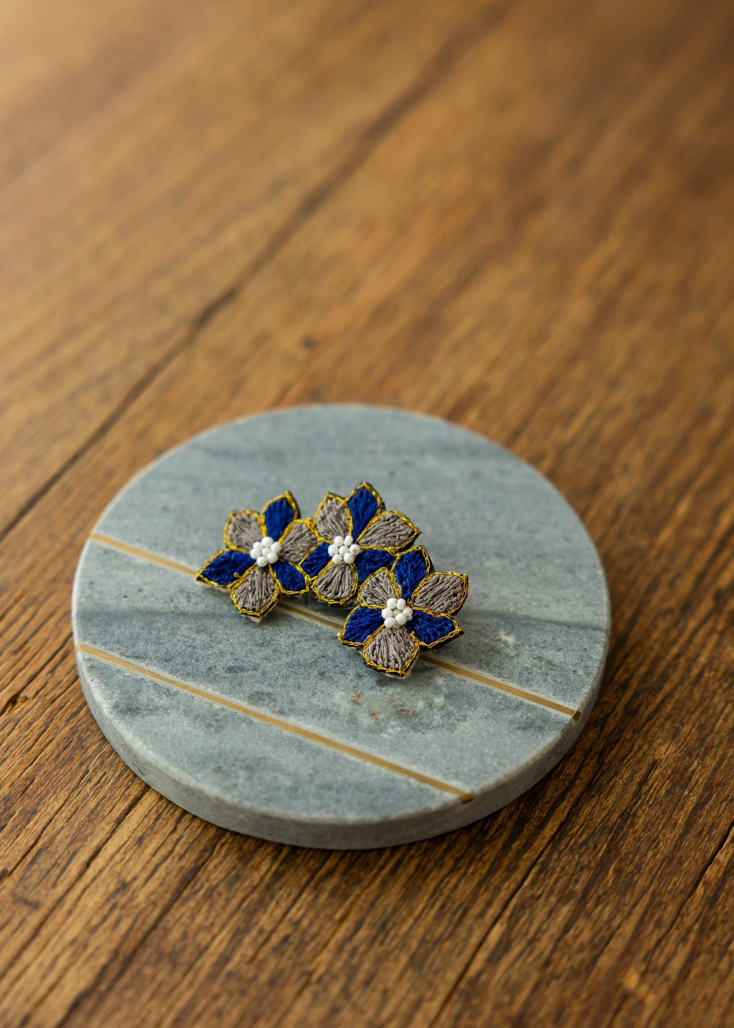 手刺繍ブローチ ベルフラワー