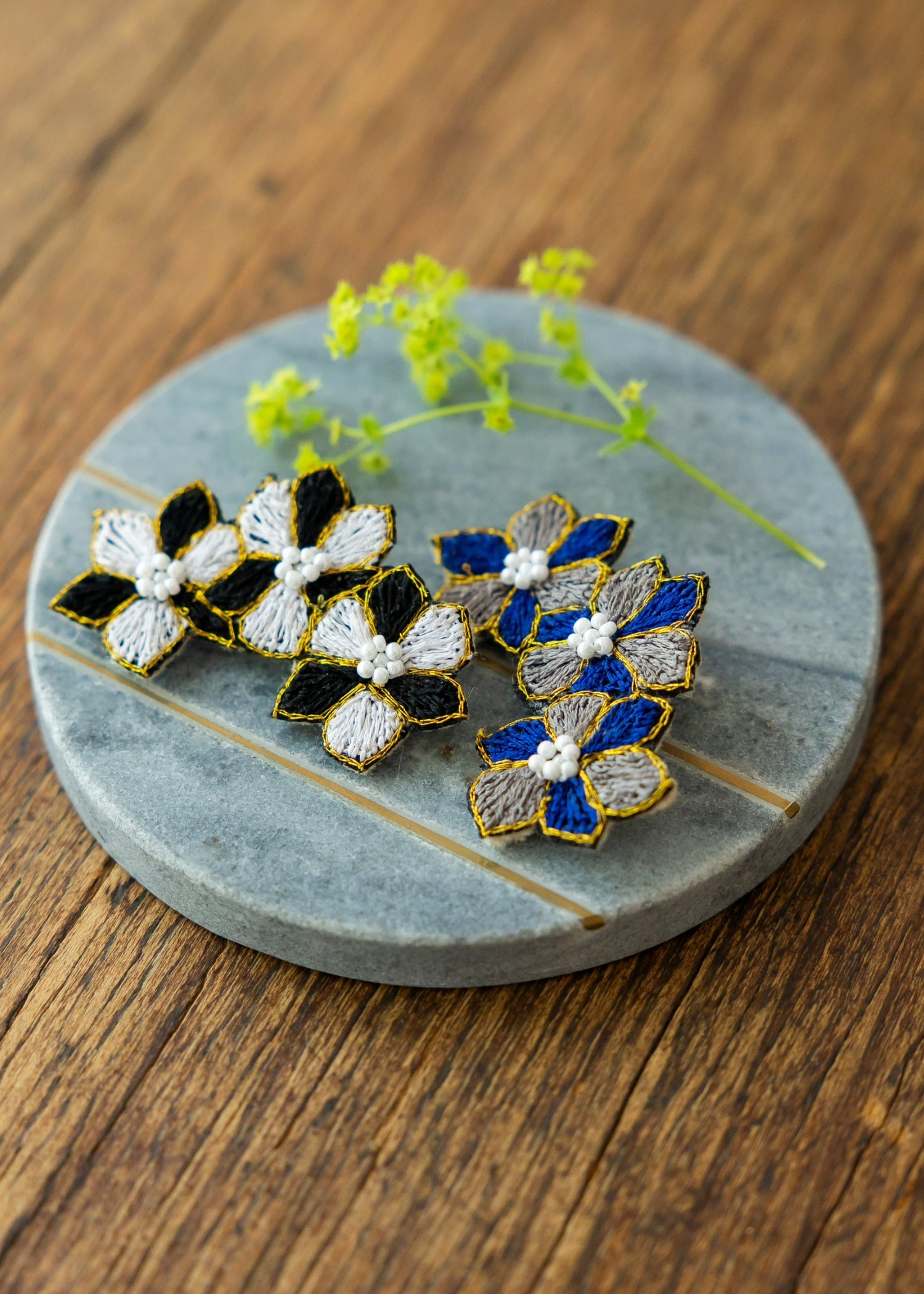 手刺繍ブローチ ベルフラワー