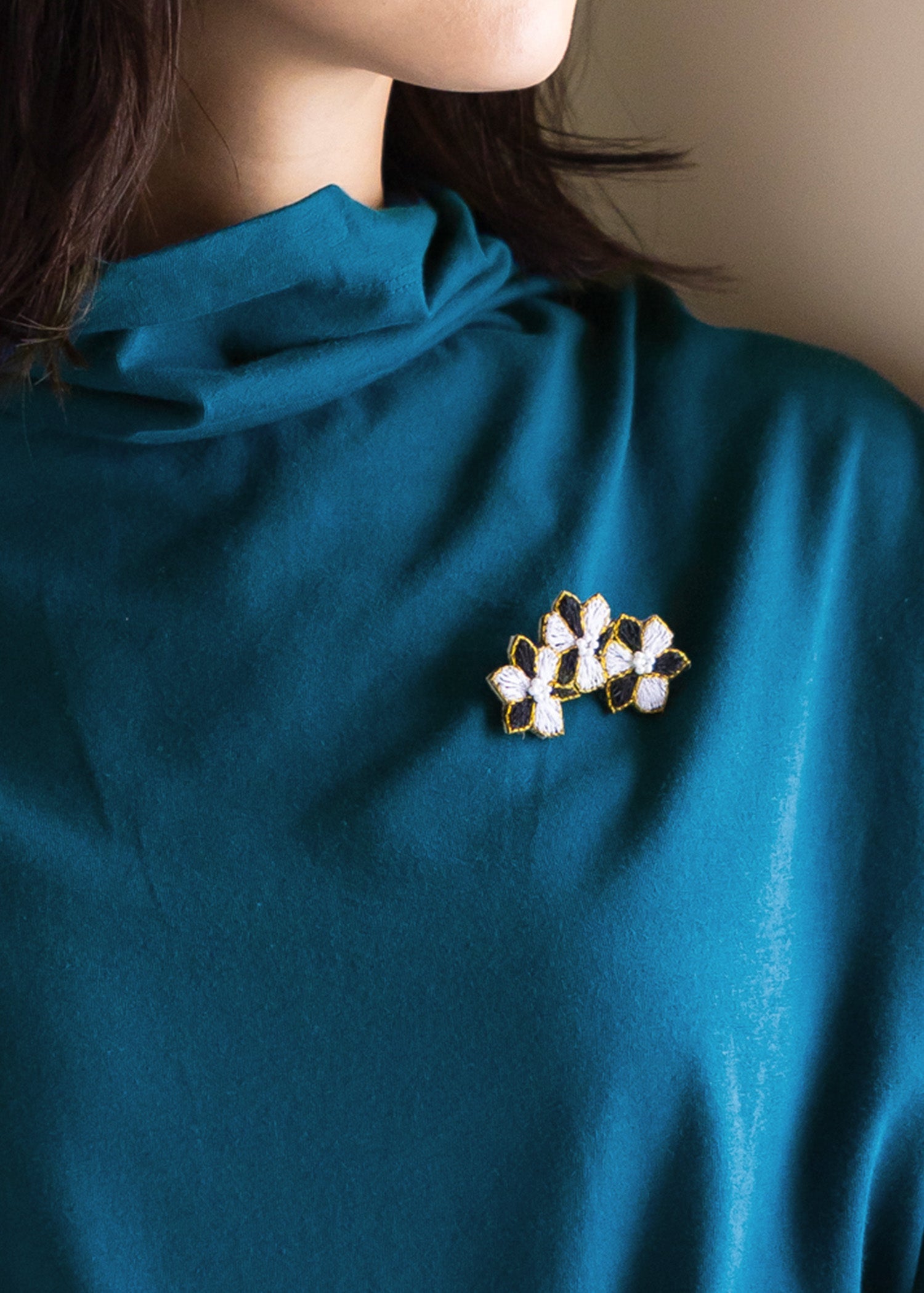 手刺繍ブローチ ベルフラワー