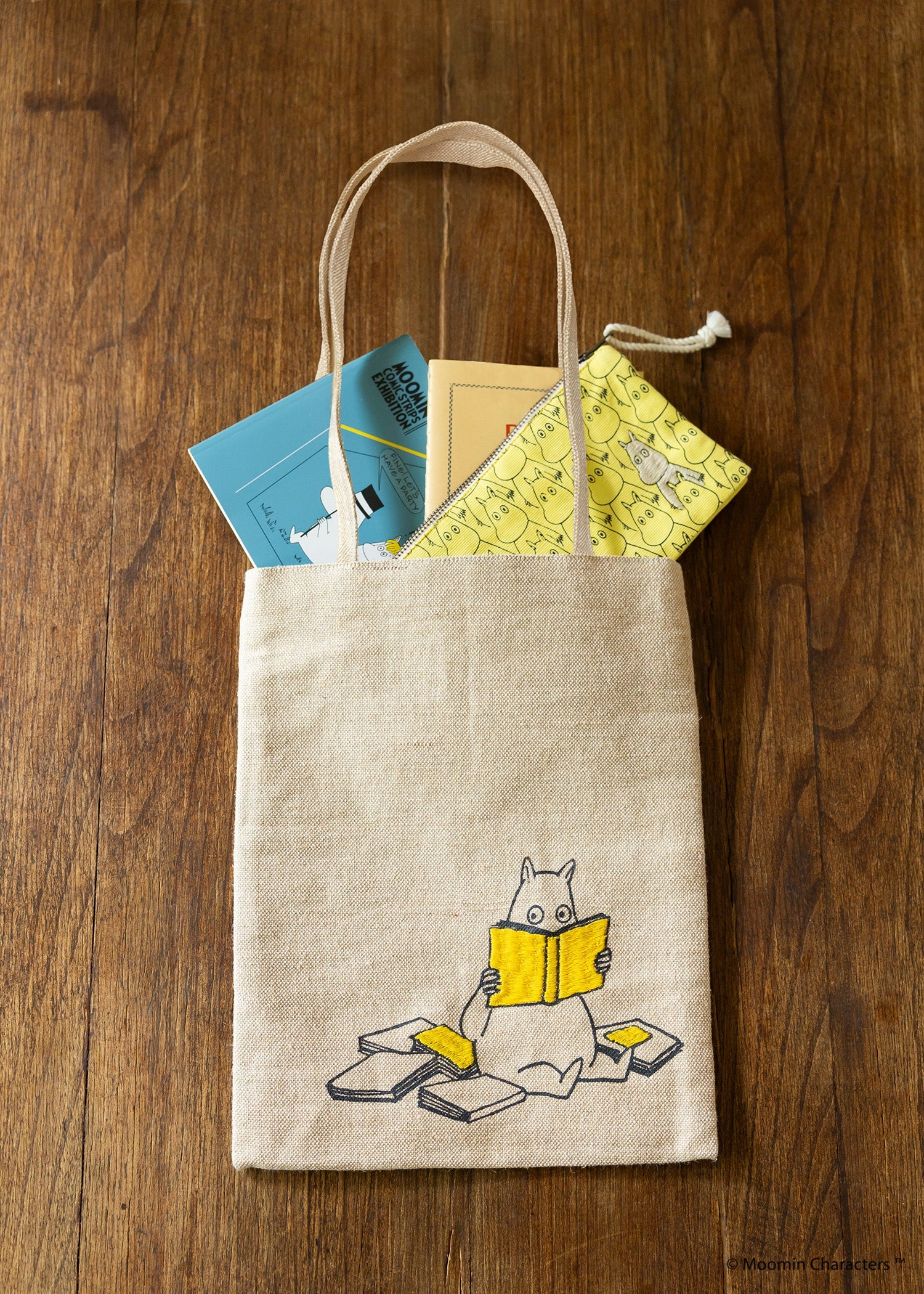 ムーミン プリント＆手刺繍トートバッグ・本を読むムーミントロール