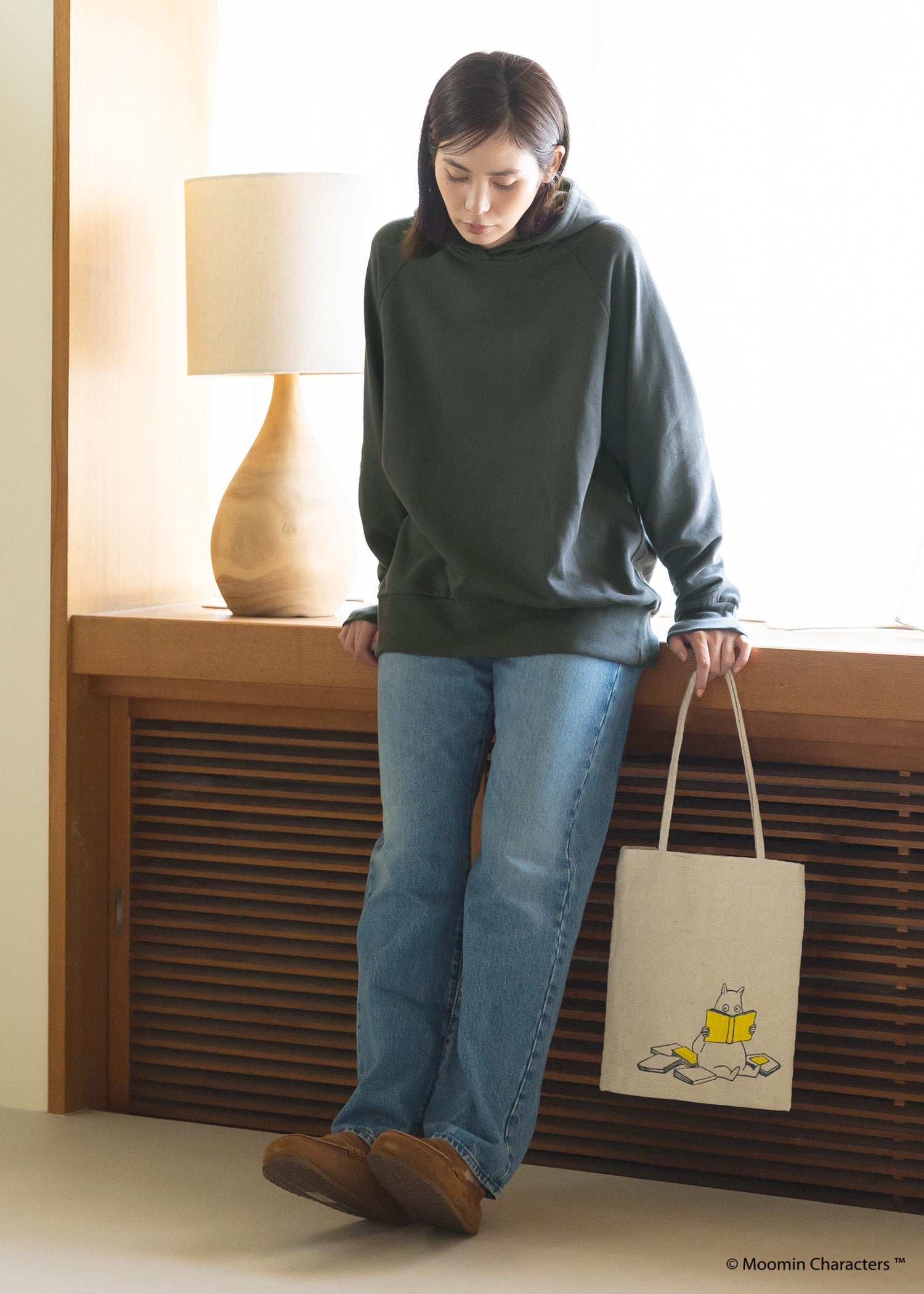 ムーミン プリント＆手刺繍トートバッグ・本を読むムーミントロール