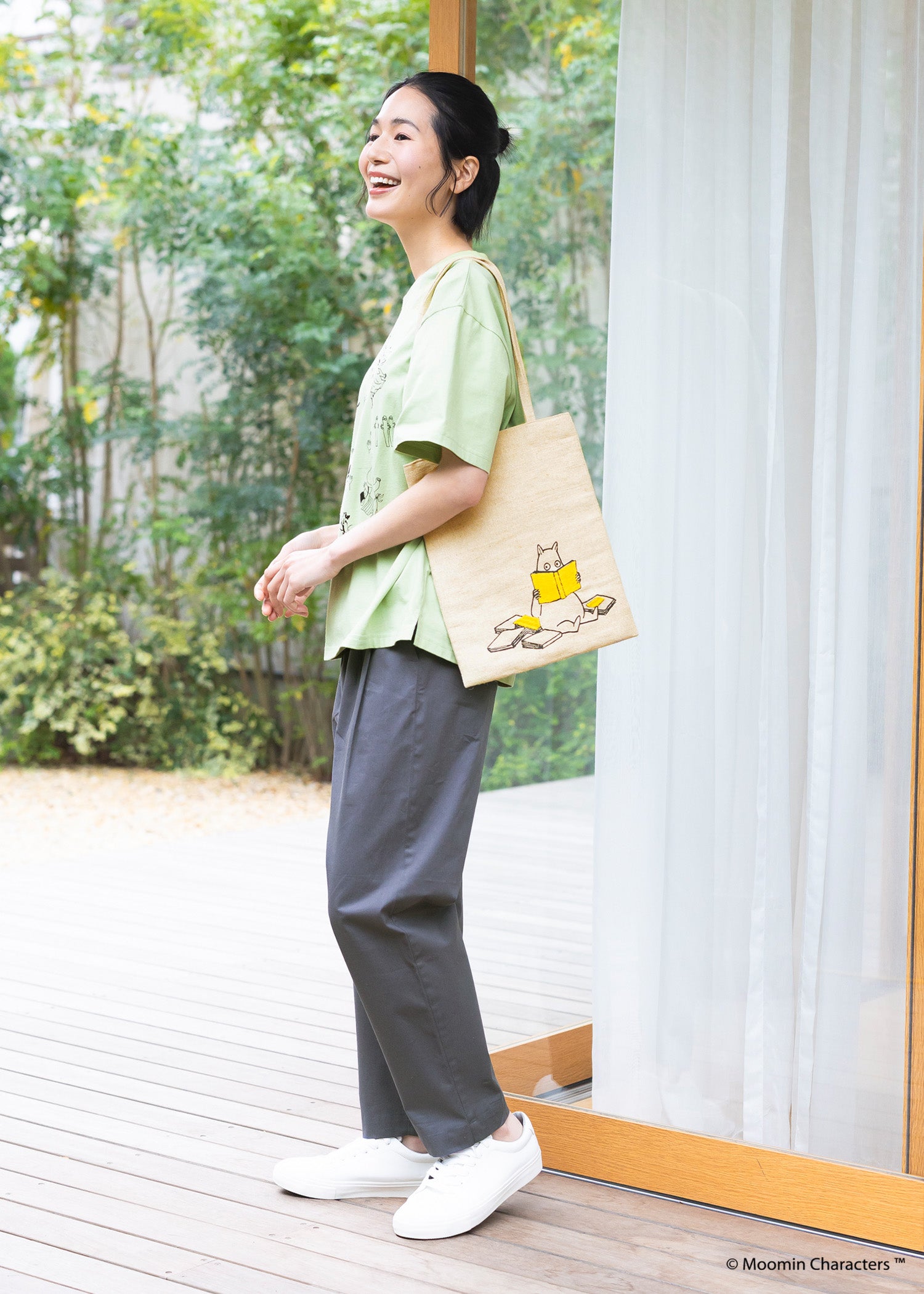 ムーミン プリント＆手刺繍トートバッグ・本を読むムーミントロール