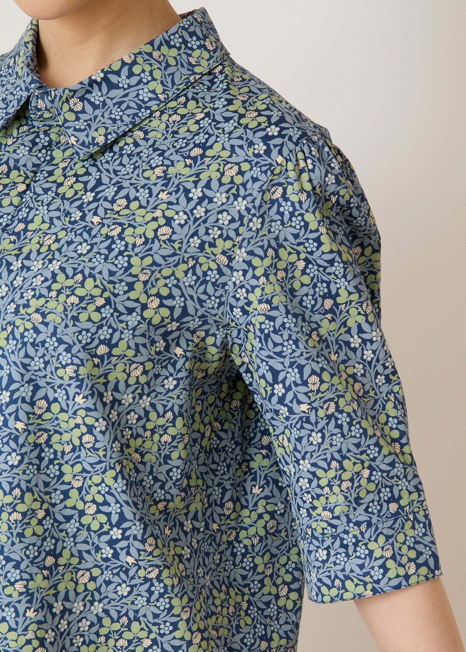 Ｖ＆Ａ オーガニックコットンサテン シャツ クローバー柄