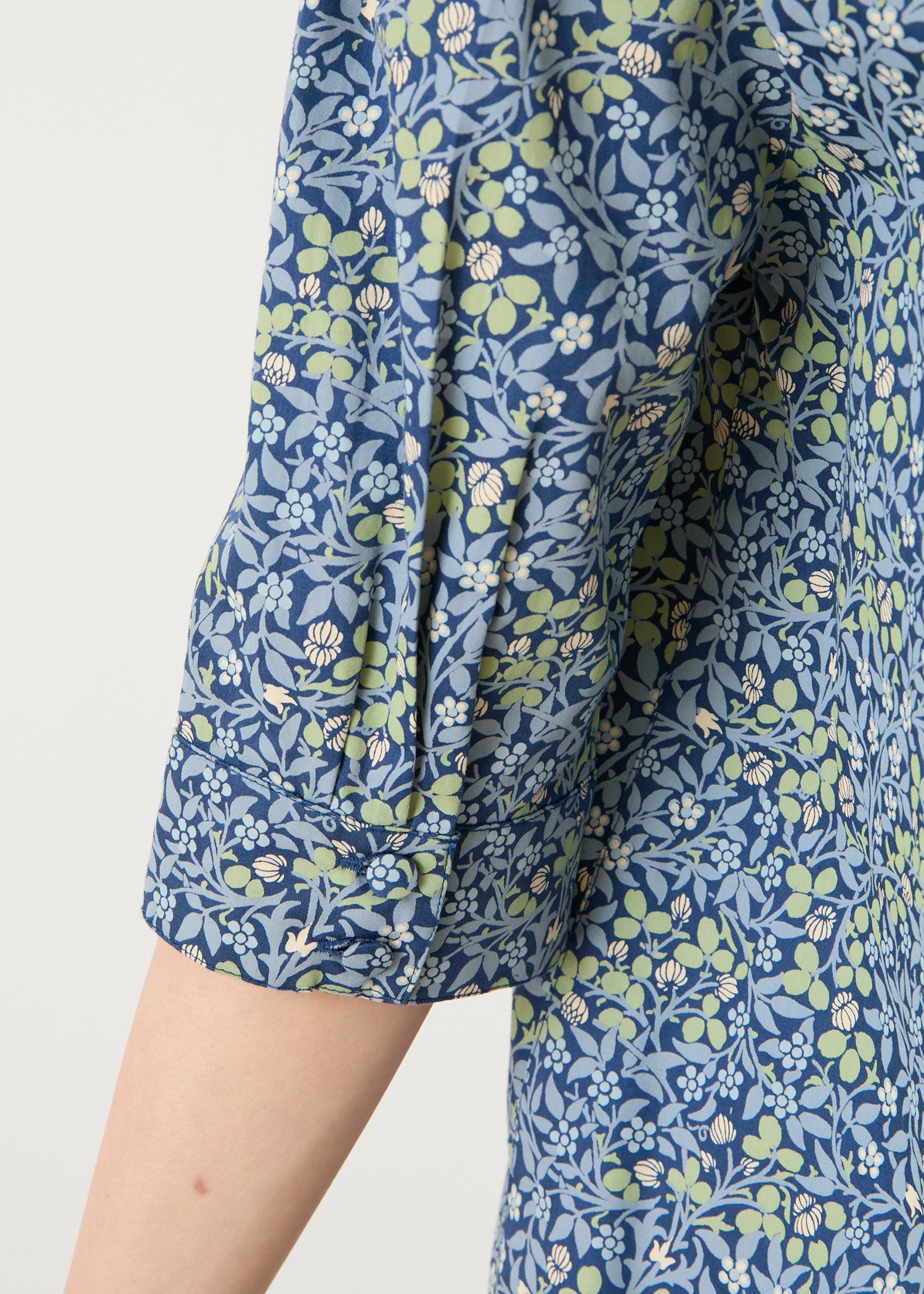 Ｖ＆Ａ オーガニックコットンサテン シャツ クローバー柄