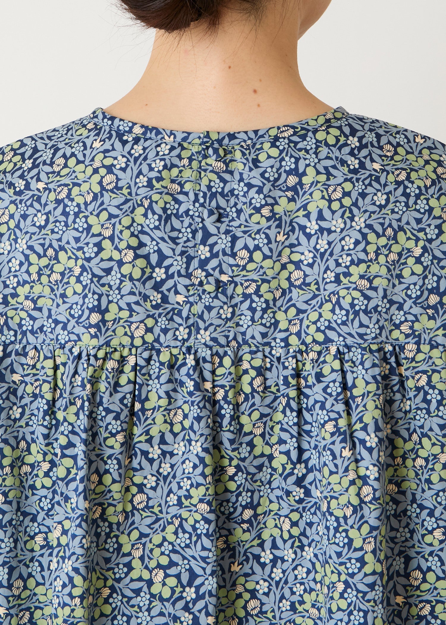 Ｖ＆Ａ オーガニックコットンサテン フレンチスリーブブラウス クローバー柄