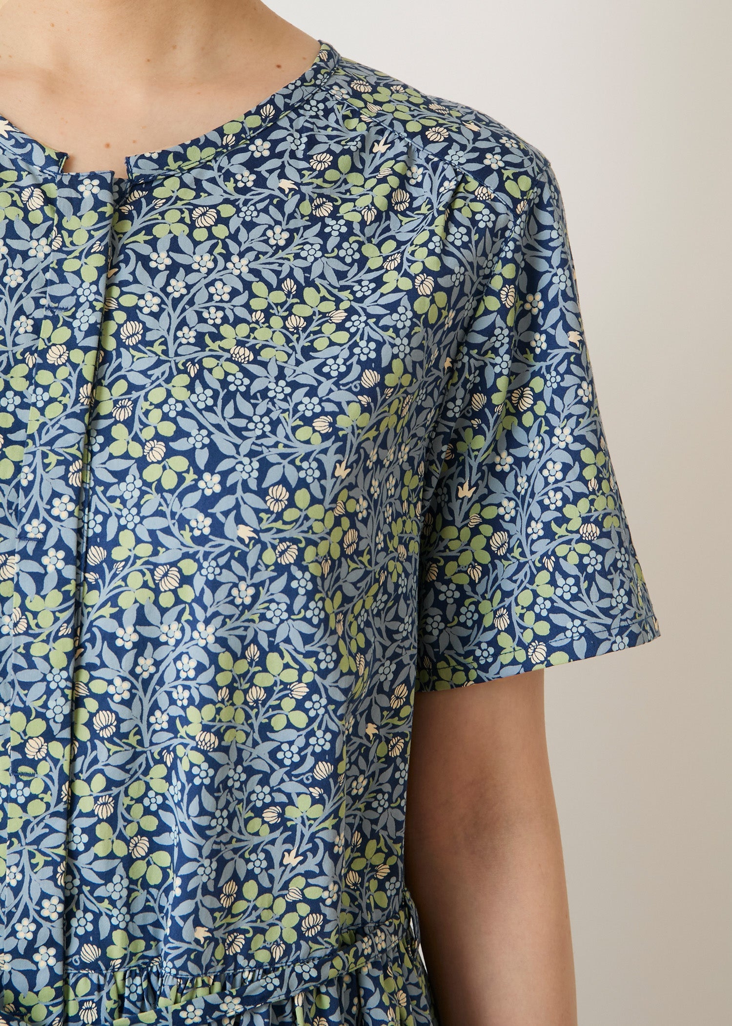 Ｖ＆Ａ オーガニックコットンサテン シャツワンピース クローバー柄