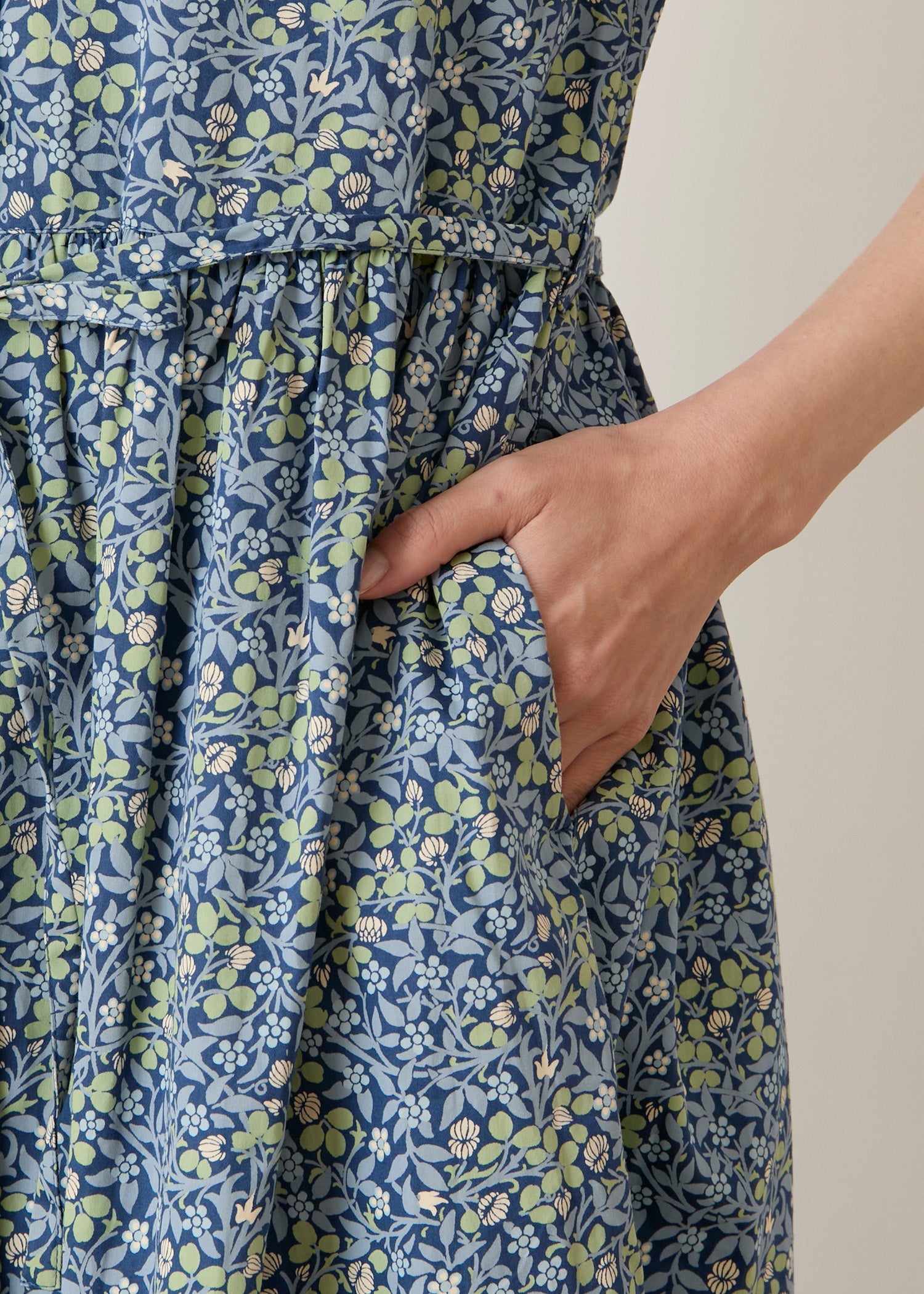 Ｖ＆Ａ オーガニックコットンサテン シャツワンピース クローバー柄