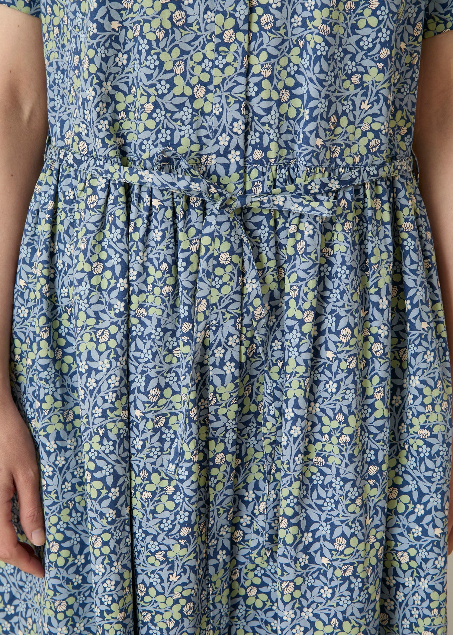 Ｖ＆Ａ オーガニックコットンサテン シャツワンピース クローバー柄