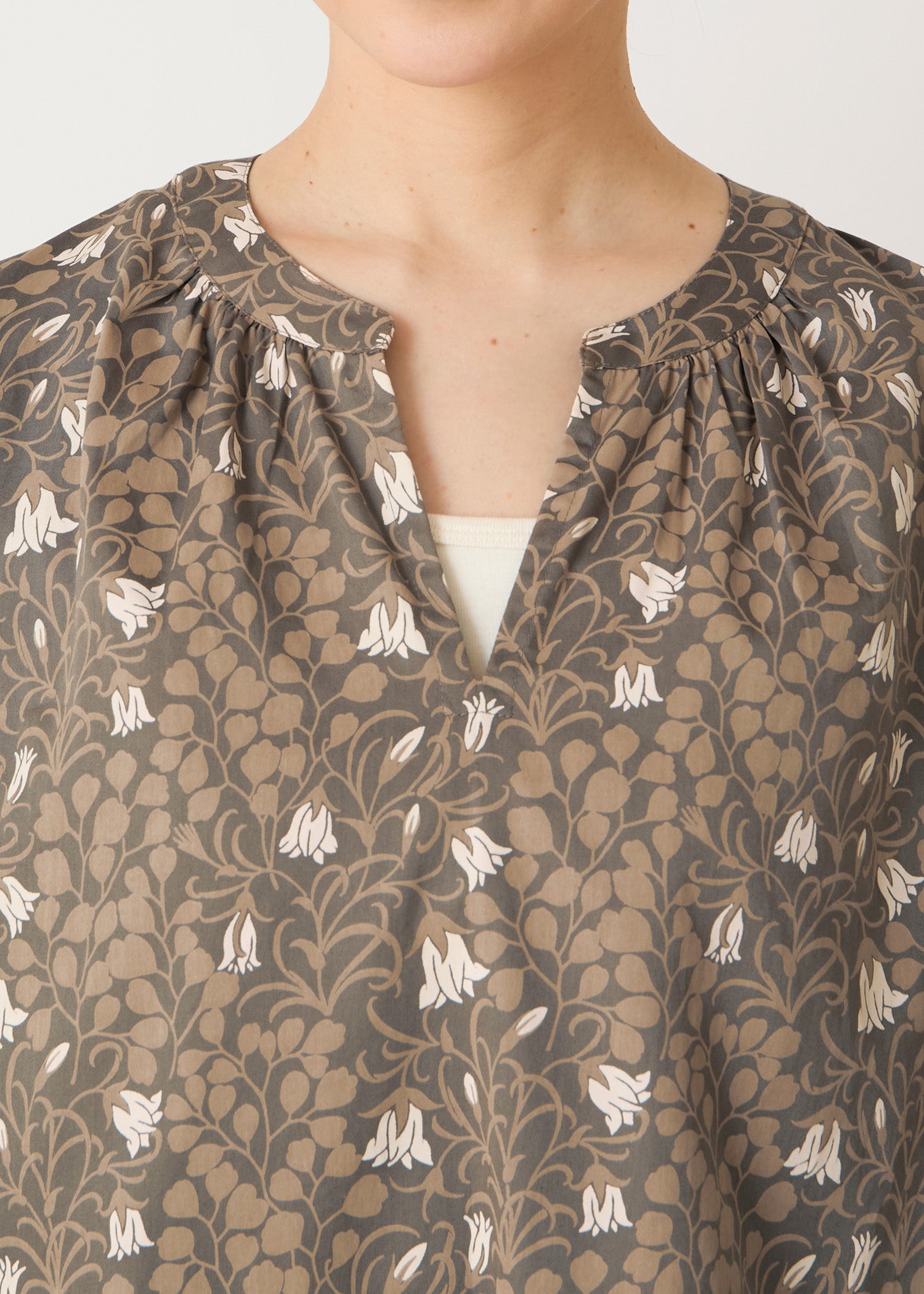 Ｖ＆Ａ オーガニックコットンサテン ブラウス メイデンヘア＆ヘアベル柄