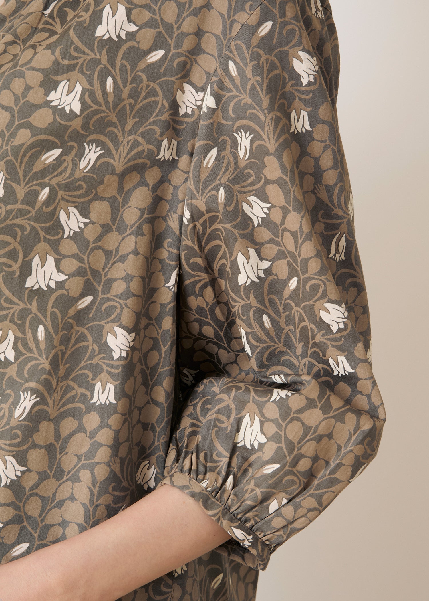 PRISTINE 【美品】 刺繍オーガニックコットンブラウス V＆A オーガニックコットンサテン ブラウス メイデンヘア＆ヘアベル柄