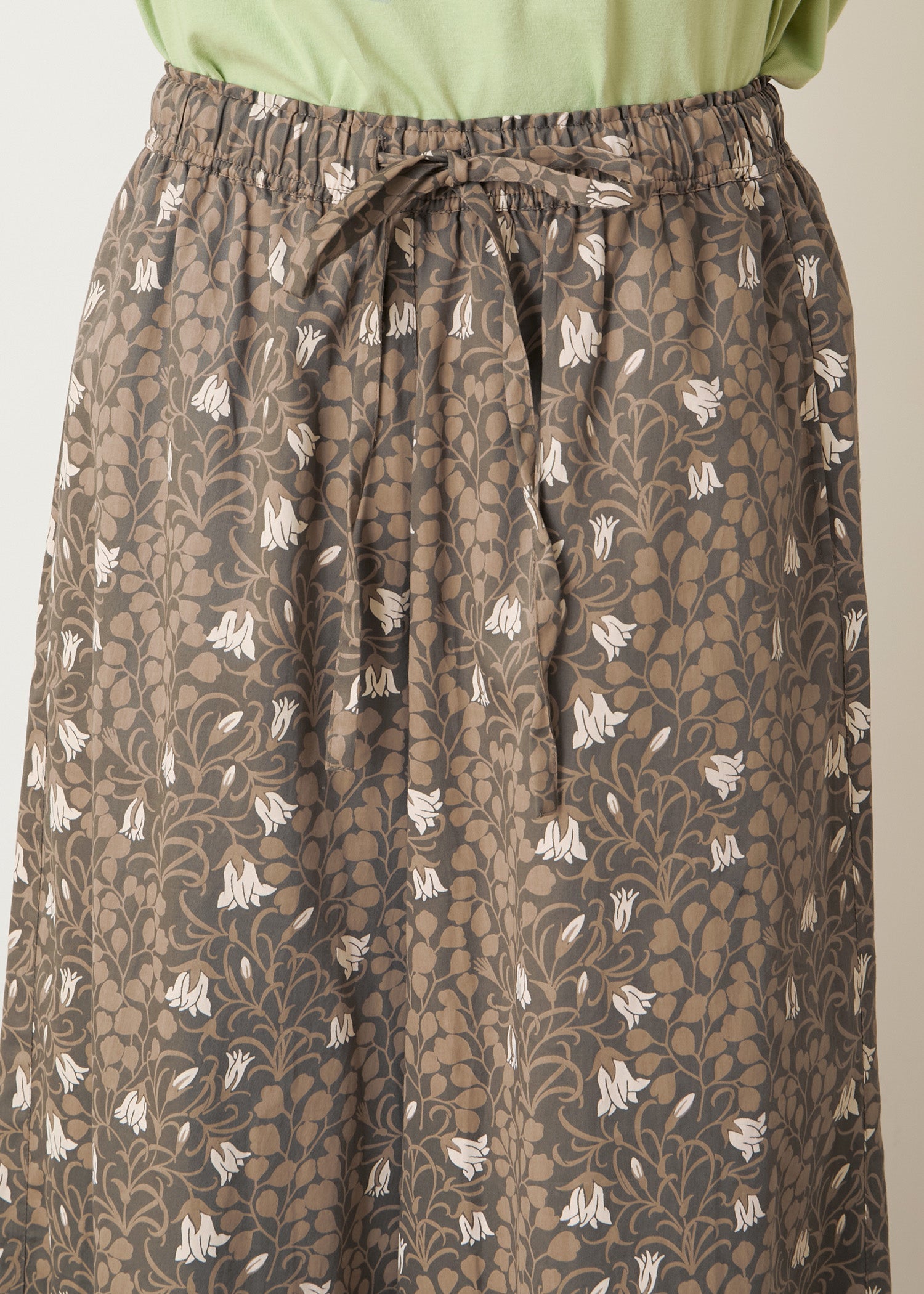 Ｖ＆Ａ オーガニックコットンサテン ワイドパンツ メイデンヘア＆ヘアベル柄