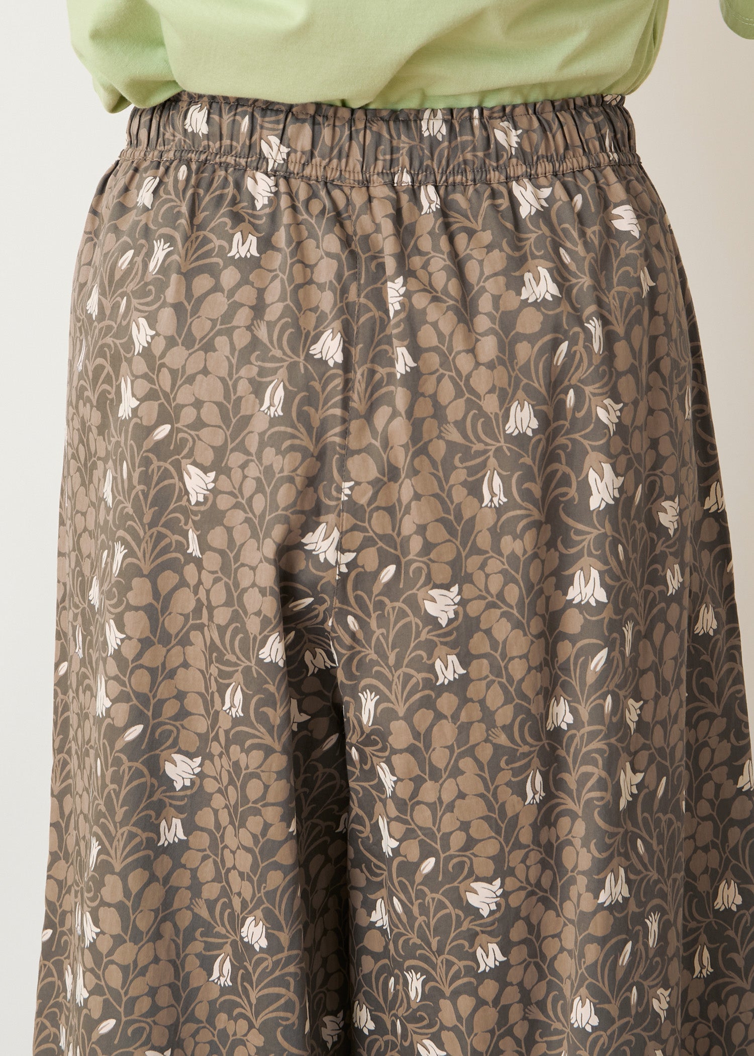 Ｖ＆Ａ オーガニックコットンサテン ワイドパンツ メイデンヘア＆ヘアベル柄