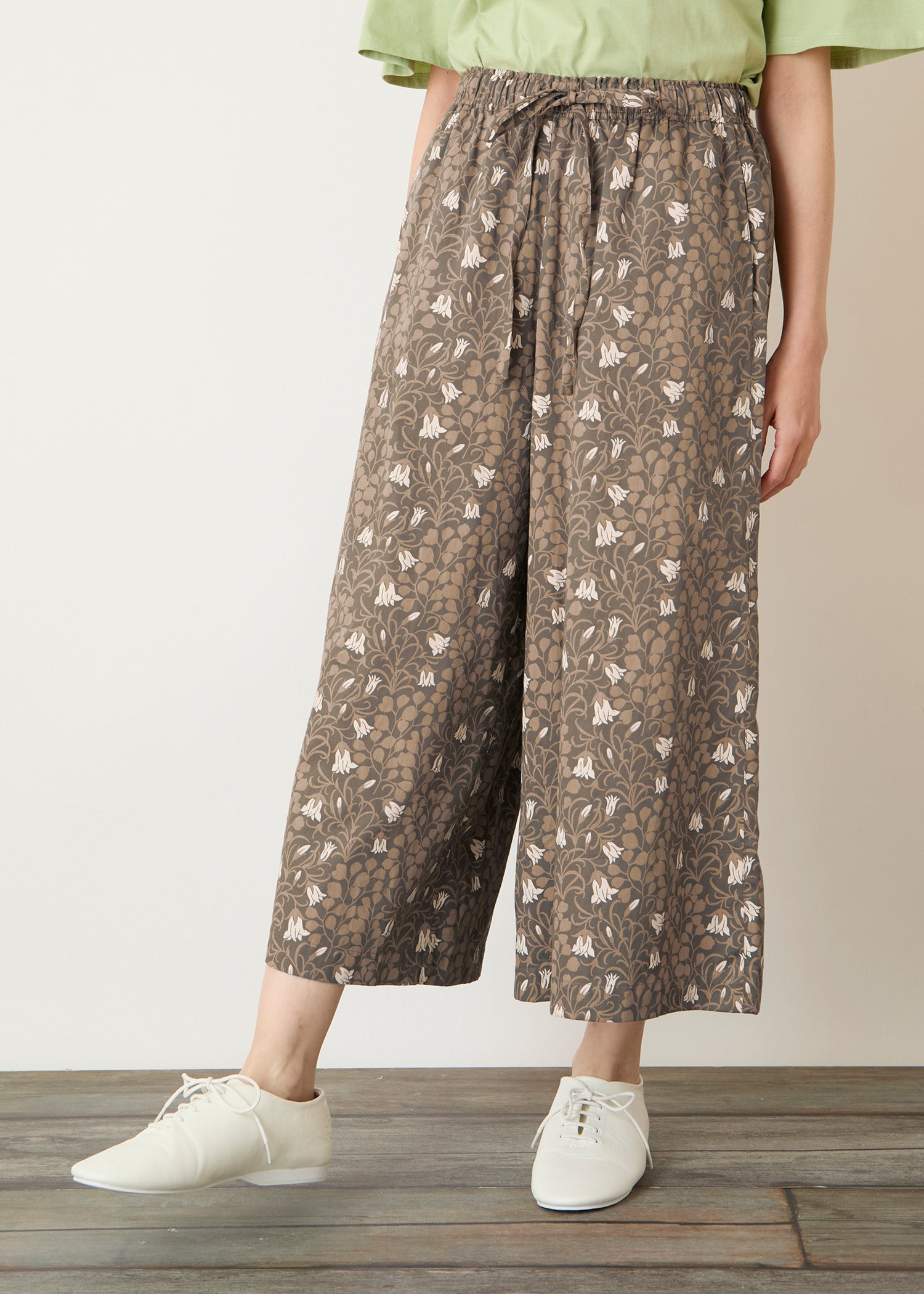Ｖ＆Ａ オーガニックコットンサテン ワイドパンツ メイデンヘア＆ヘアベル柄